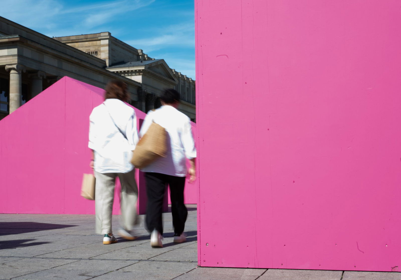 Zwölf Magenta-farbene Häuser stehen eine Woche am Stuttgarter Schlossplatz. 