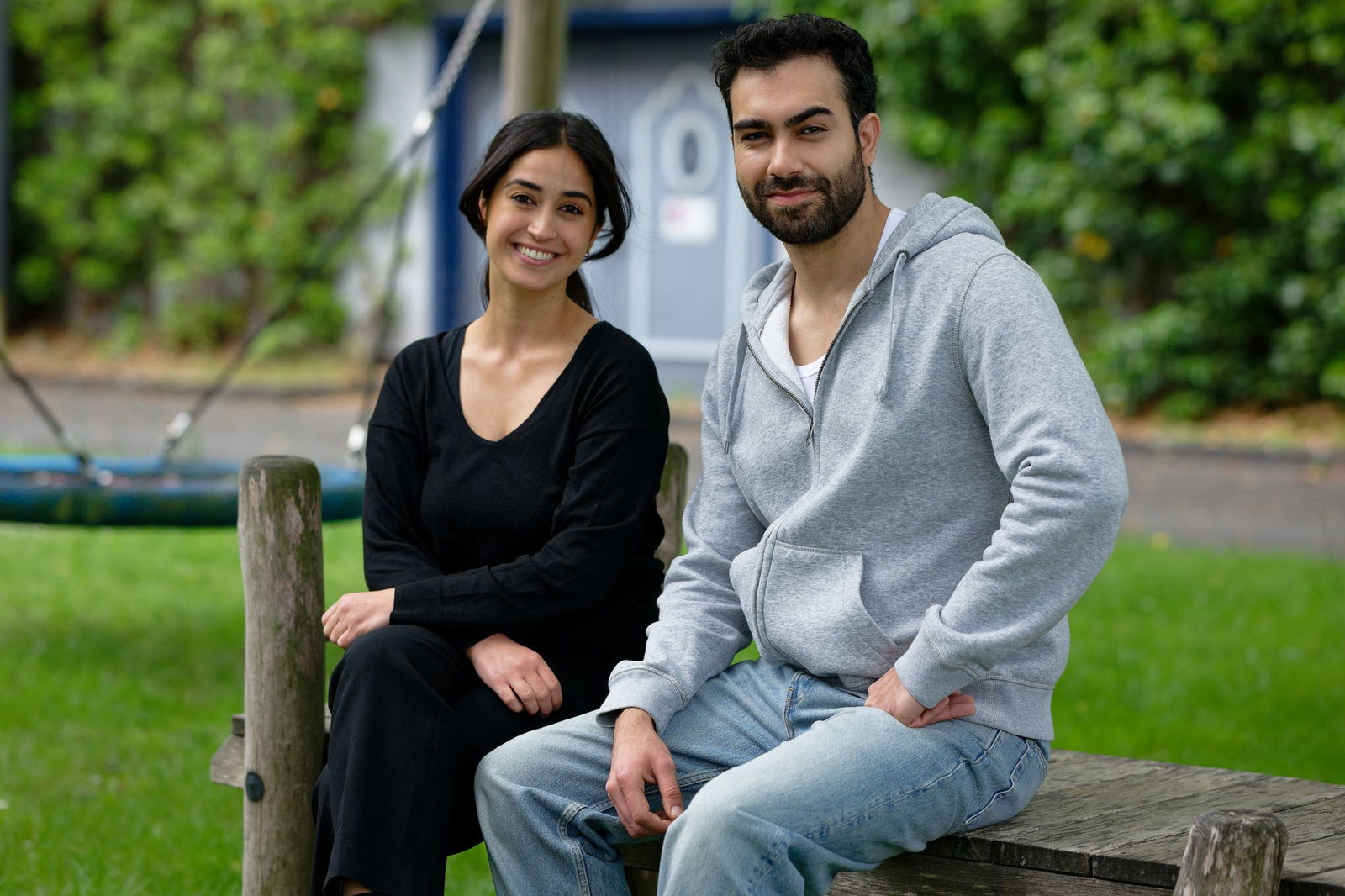 Vor der Kamera sind Özge Delioglan und Metehan Demiröz Geschwister - dahinter befreundete Kollegen.