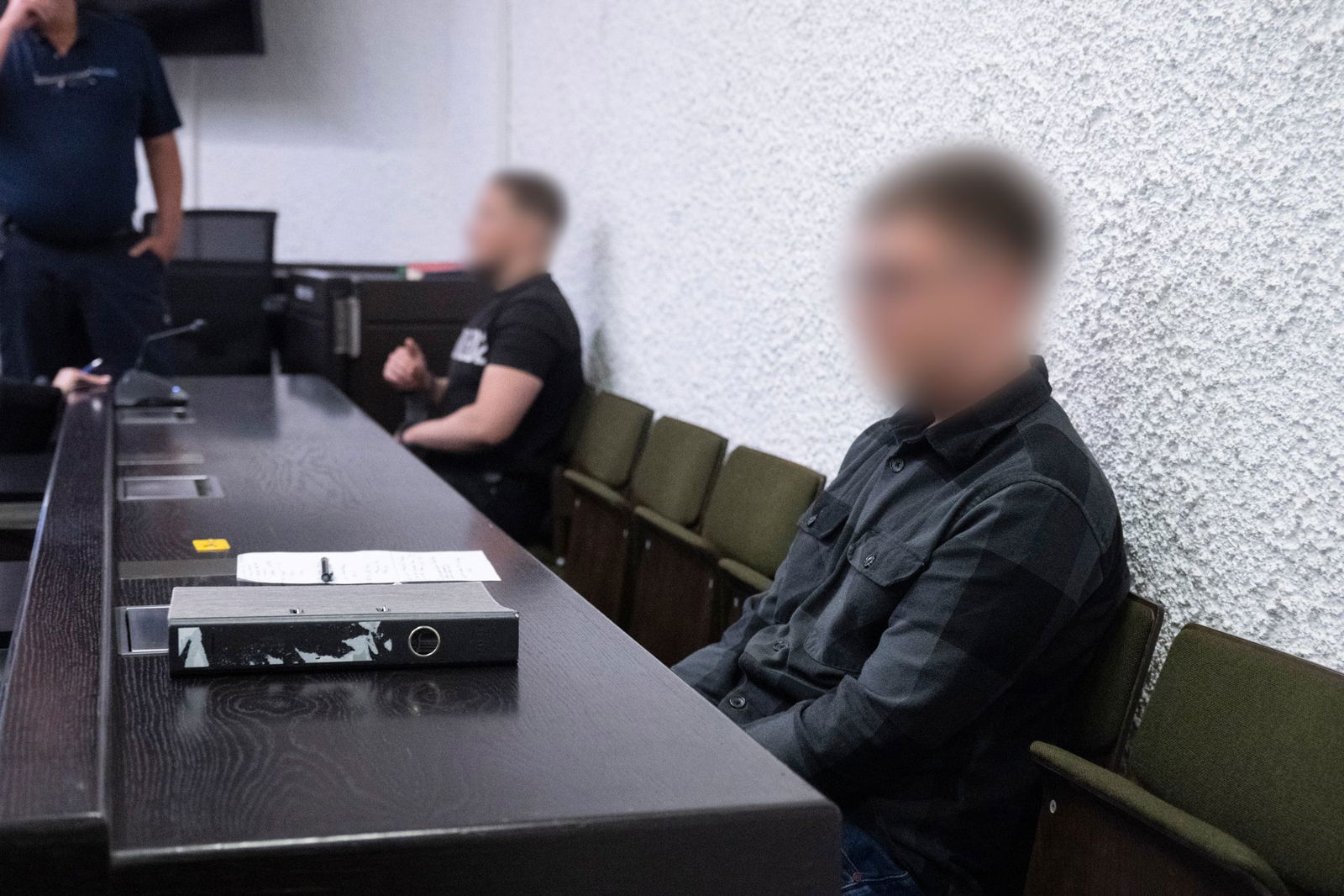 Der inzwischen 21 Jahre alte Angeklagte (vorne) soll die Bombendrohungen verfasst und verschickt haben, sein 21-jähriger Komplize soll ihn darin bestärkt haben. 