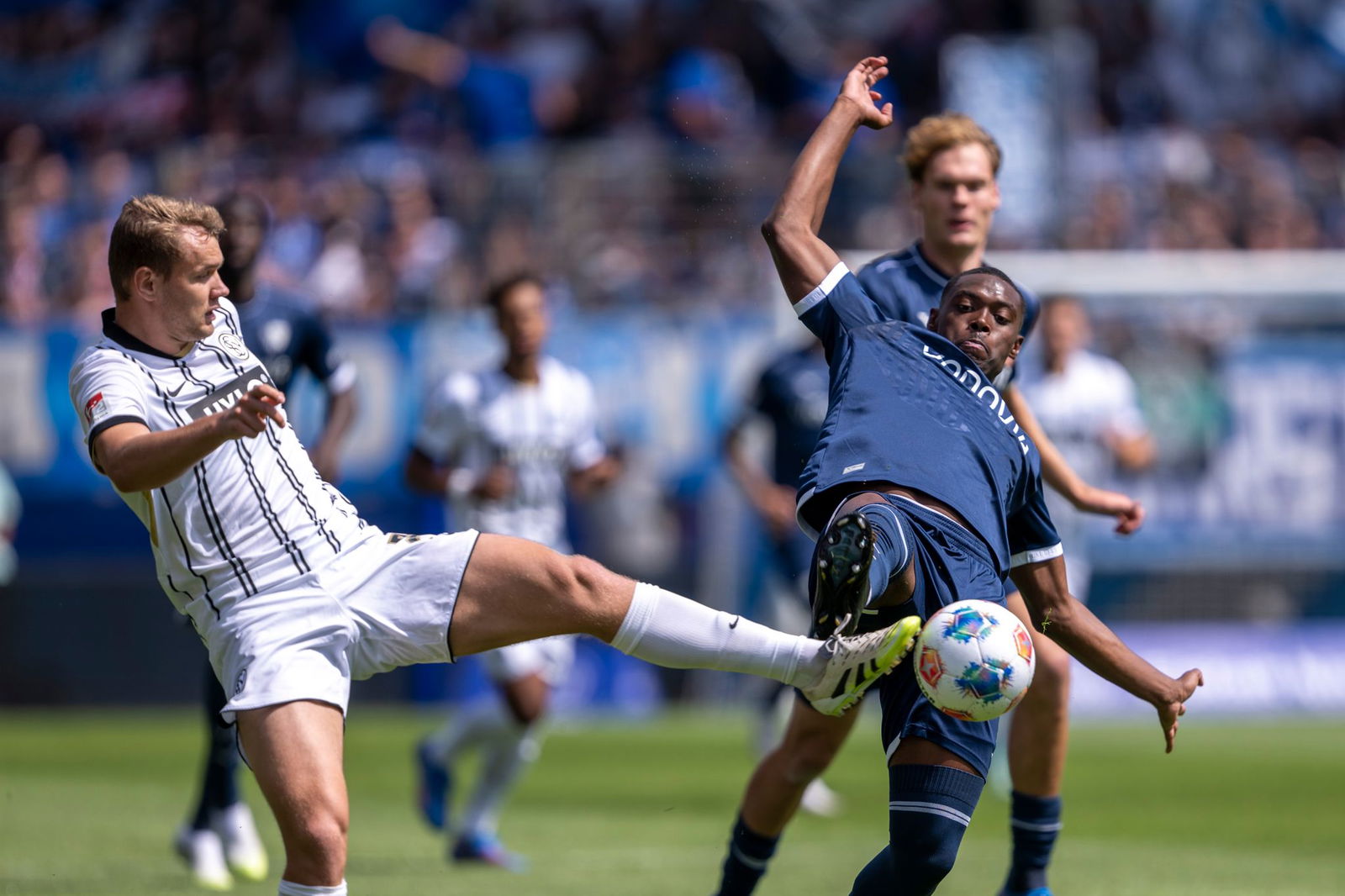 Lasse Günther verteidigt für die SV Elversberg.