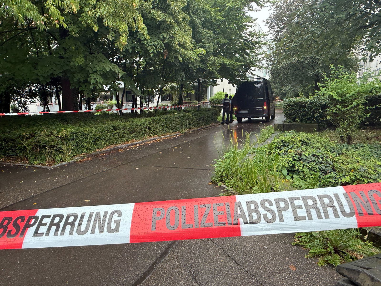 Flatterband der Polizei am Einsatzort: Hier schoss die Polizei am vergangenen Donenrstag auf den Mann. (Archivbild)
