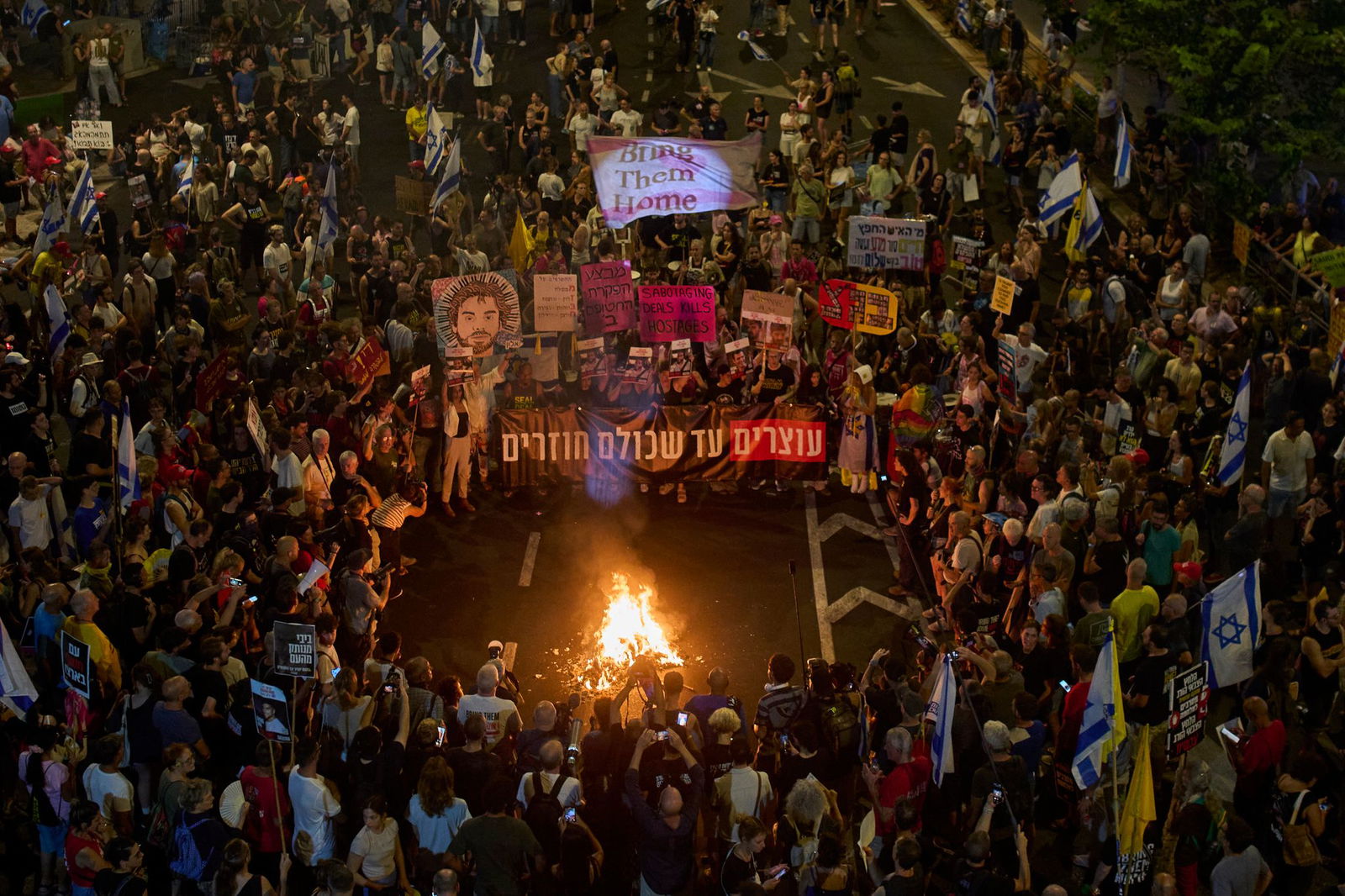In Israel fordern erneut Tausende Demonstranten eine sofortige Waffenruhe. 