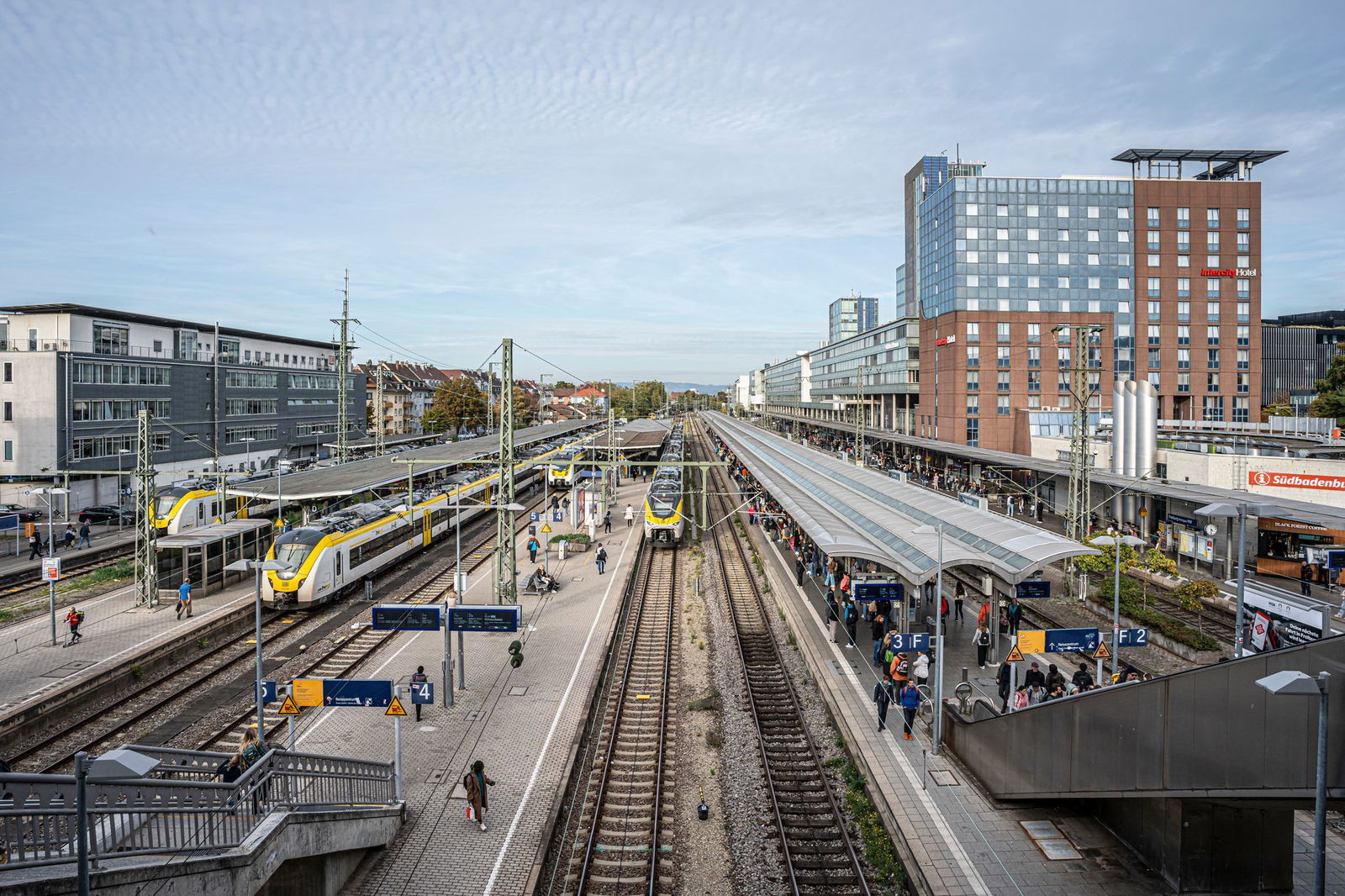 Viele Bahnreisende mussten wegen einer ungeplanten Baustelle ihre Fahrt unterbrechen. (Archivbild)