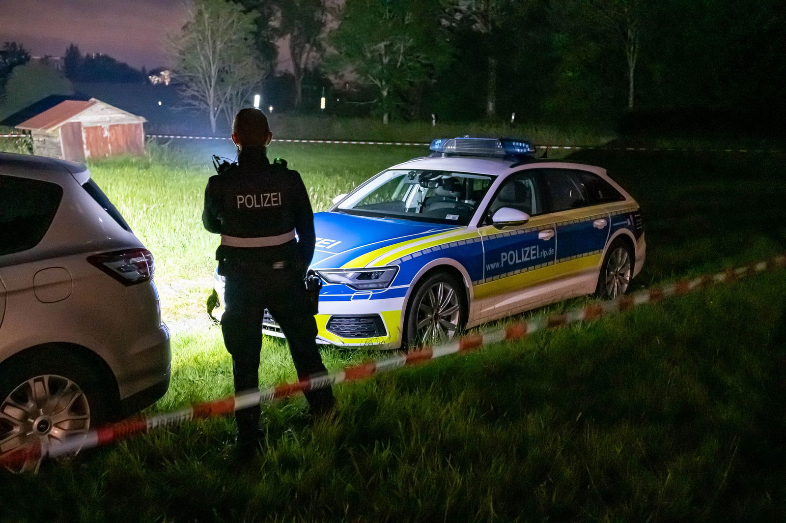 Polizisten sicherten am Dienstag den Fundort der Leiche ab.