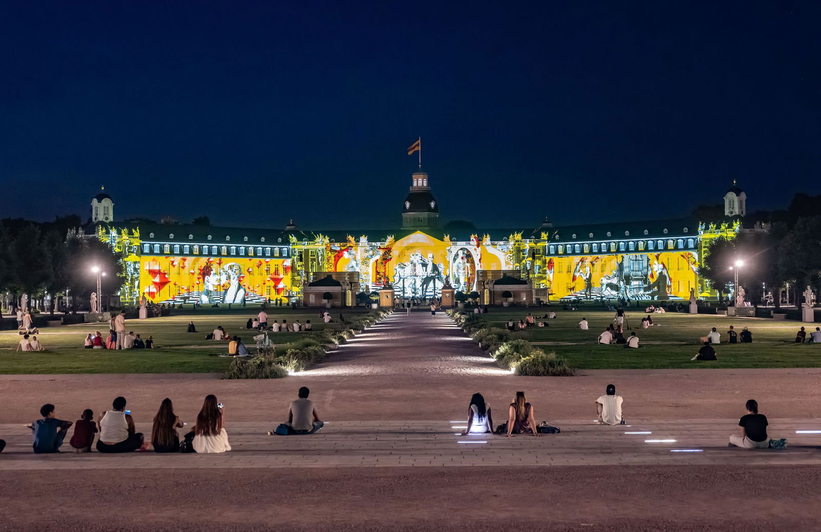 Besucher können bis Mitte September eindrucksvolle Lichtkunst auf dem Schloss in Karlsruhe bestaunen.