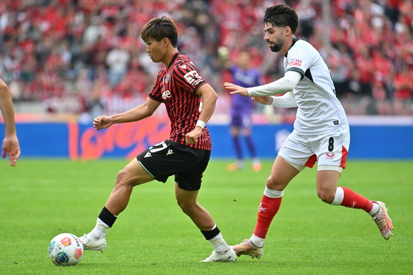Der 1. FC Kaiserslautern um Semih Sahin (l) zeigte zum Zweitliga-Auftakt gegen Hannover 96 eine enttäuschende Leistung.