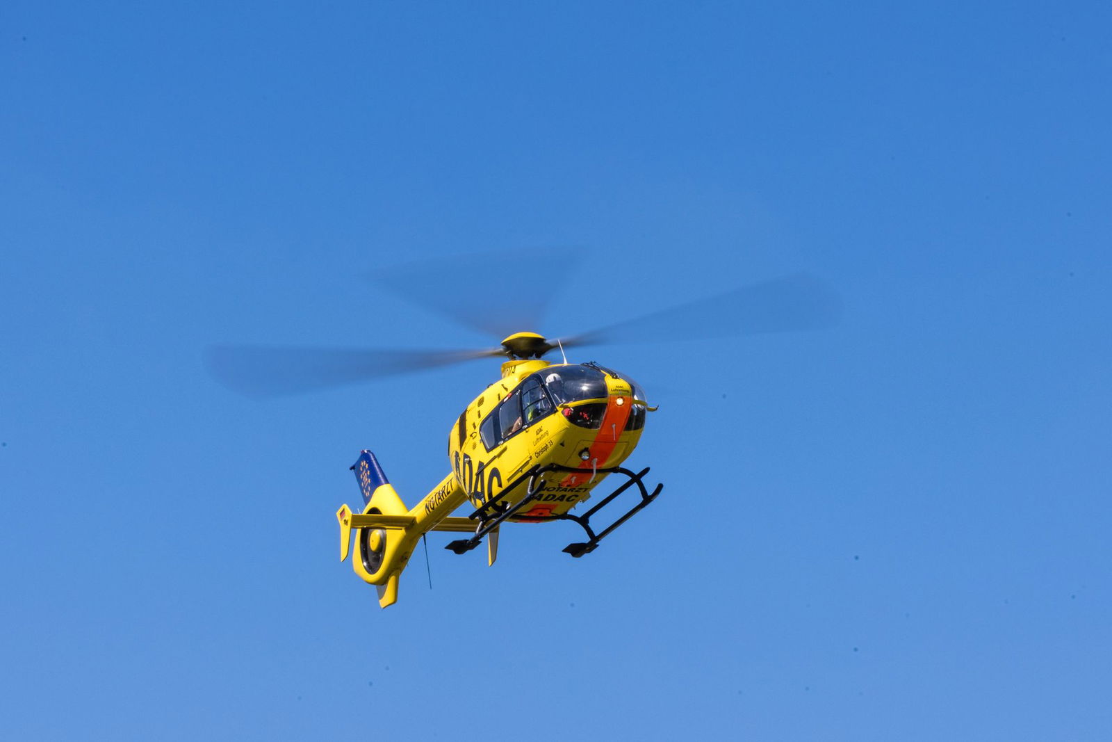 Ein Rettungshubschrauber flog den Schwerverletzten in eine Klinik. (Symbolbild)