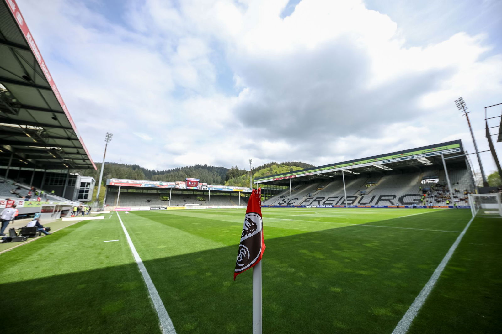 Hier findet das Spiel der HSV-Fußballerinnen am 3. Bundesliga-Spieltag statt: das Freiburger Dreisamstadion (Archivbild)
