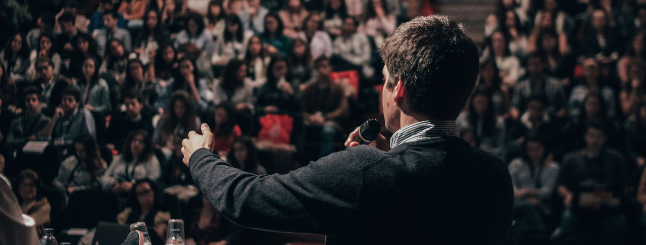 sprecher vor menschen