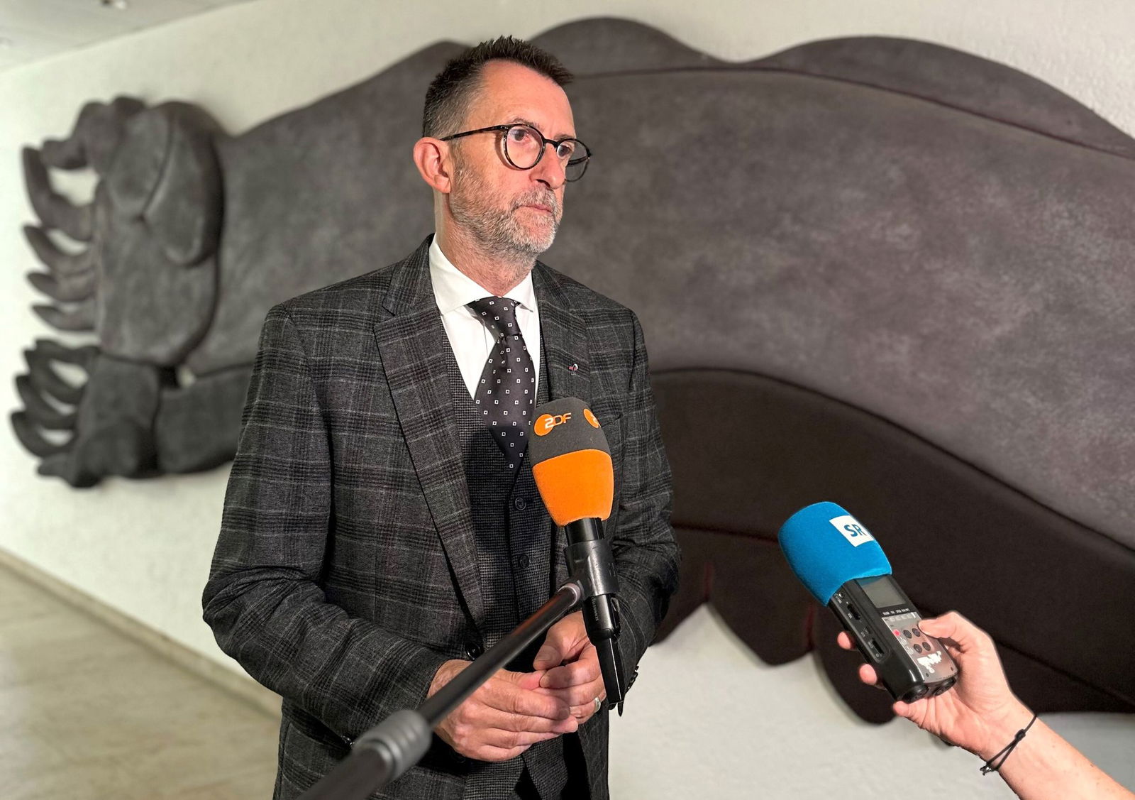 Der saarländische Innenminister Reinhold Jost (SPD) zeigte sich nach der Sitzung des Innen- und Justizausschusses noch immer geschockt von der Gewalttat in Völklingen, bei der ein Polizist erschossen wurde. 