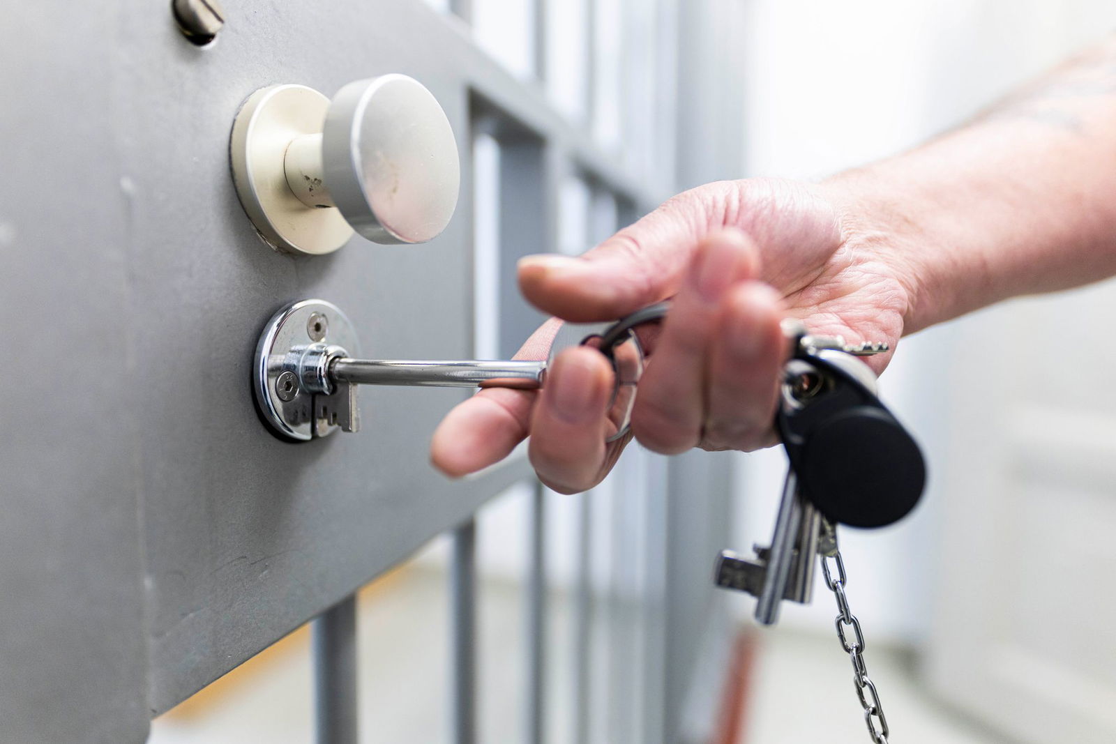 Der Suizid eines Jugendlichen in der JVA Ottweiler beschäftigt Justiz und Politik. (Symbolbild)