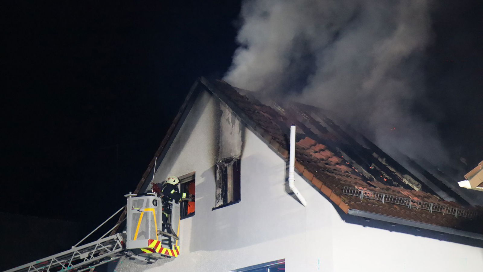 Der Brand ist im Dachgeschoss ausgebrochen.