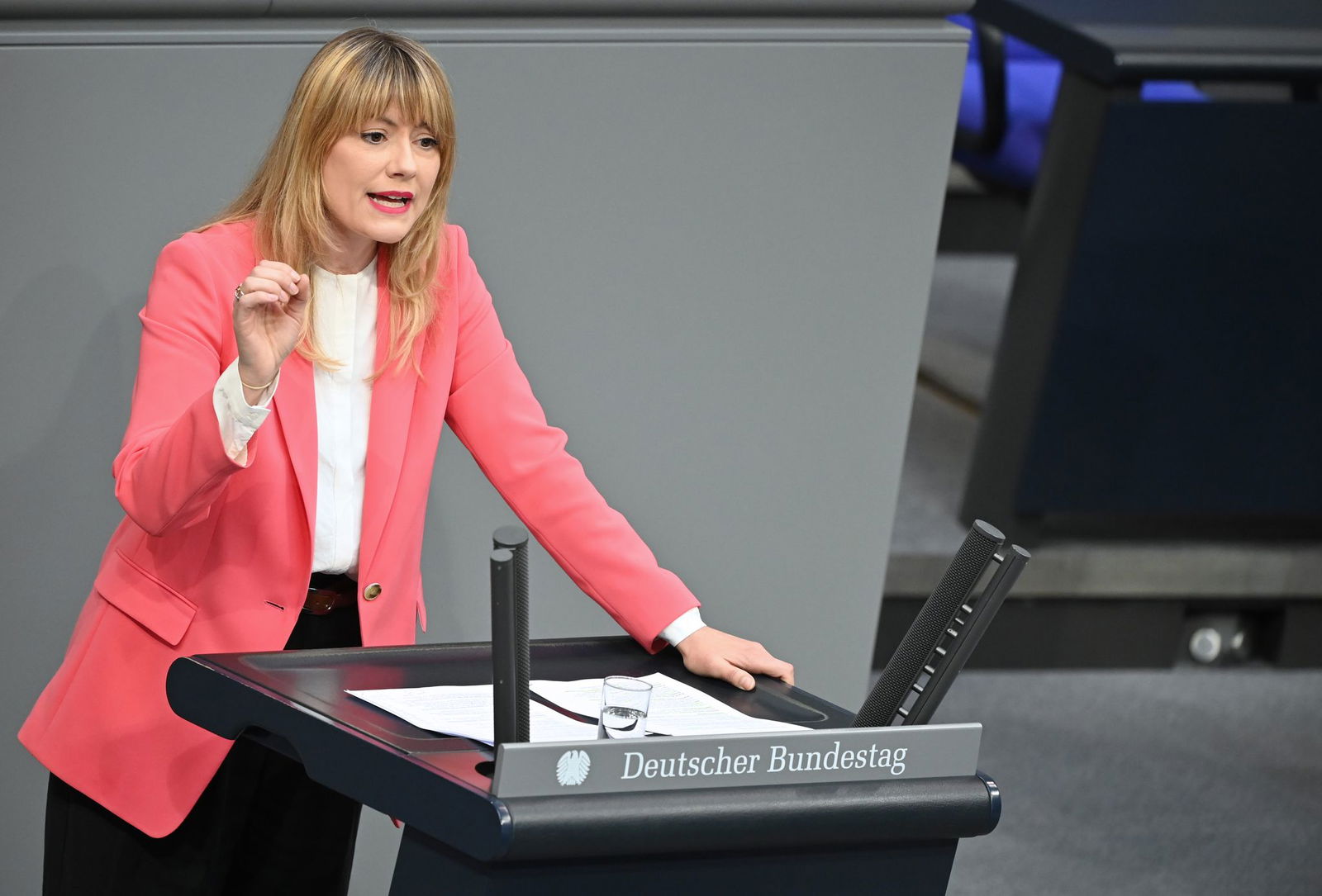 Clara Bünger (Linke) vermutet, dass viele Straftaten gegen Geflüchtete nicht zur Anzeige gebracht werden, weil die Betroffenen kein Vertrauen in die Polizei haben. (Archivfoto)
