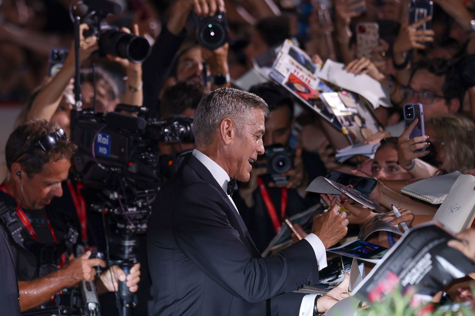 George Clooney gab schon vergangenes Jahr Autogramme in Venedig - nun kommt er zurück (Archivbild). 