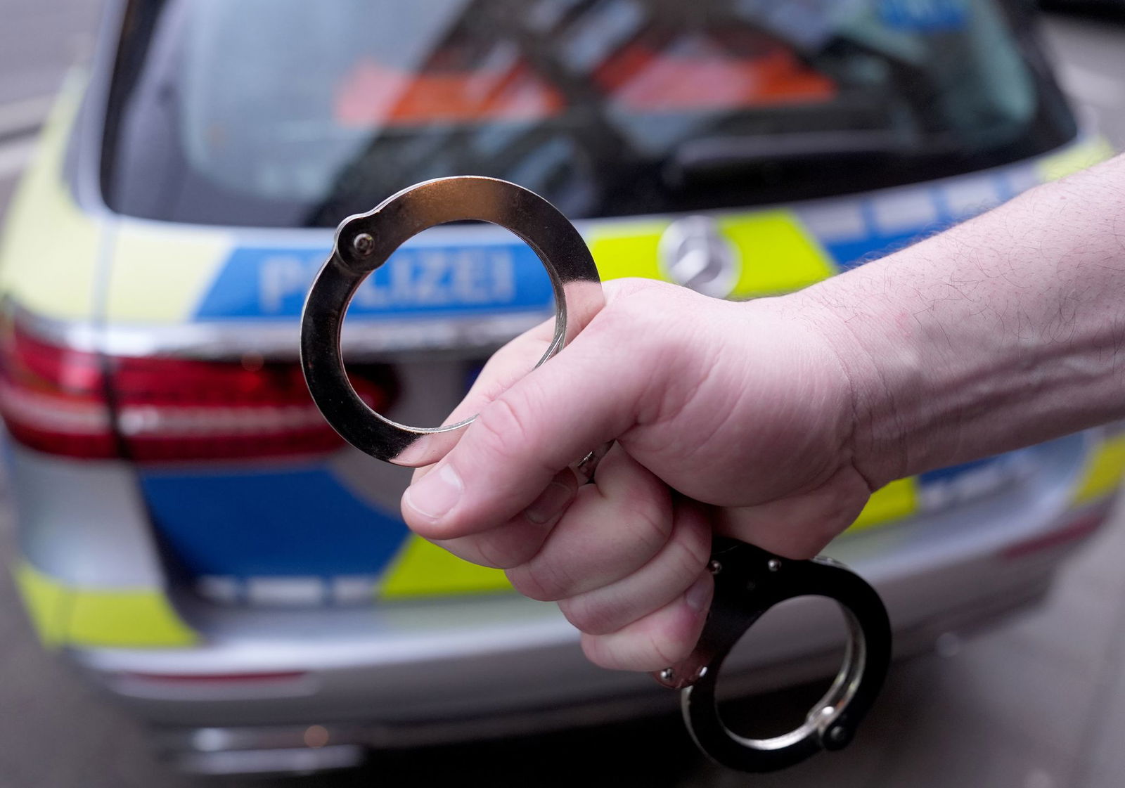 Ein Richter erlässt einen Haftbefehl - ein 27-Jähriger kommt in U-Haft. (Symbolbild)