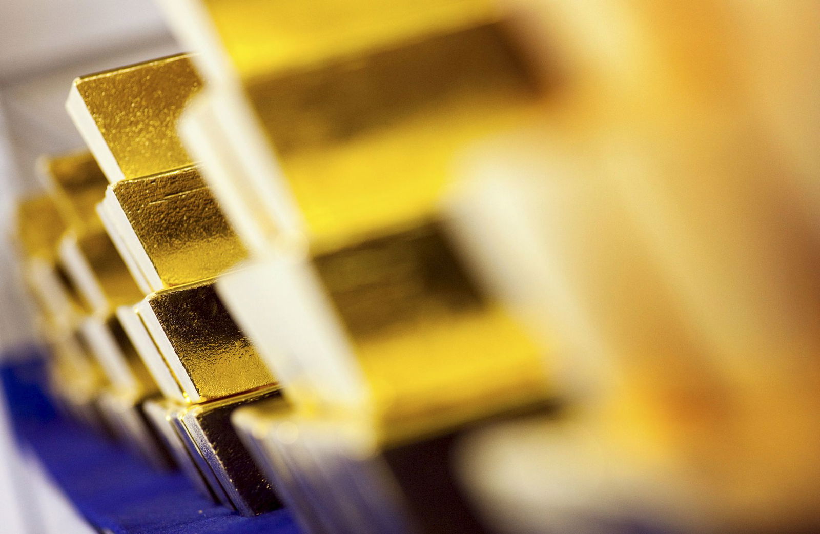 Einem Mann sind in Heilbronn falsche Goldbarren untergeschoben worden.(Illustration) 