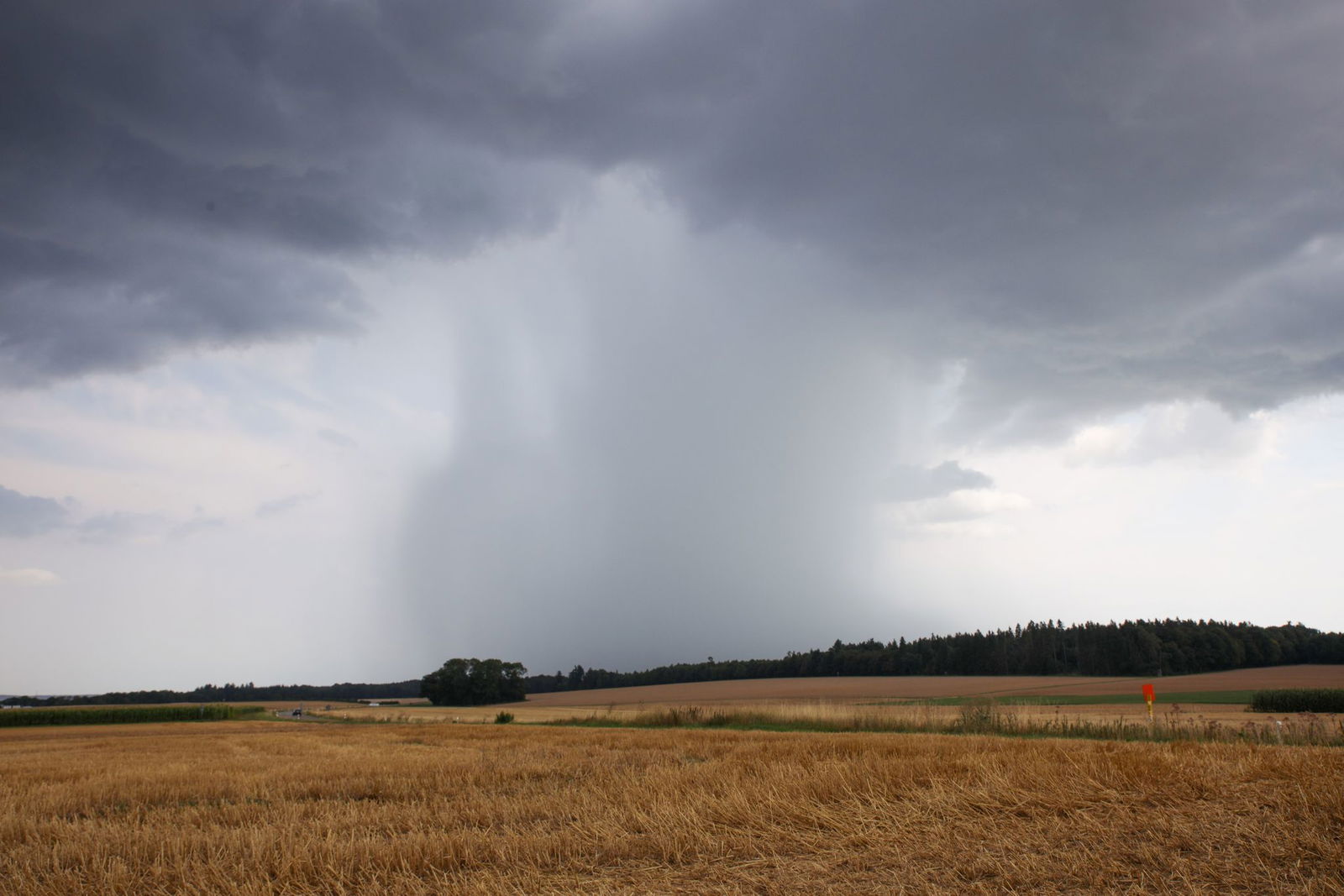 Zur Wochenmitte kann es wieder gewittern, wie hier am Samstag bei Giengen an der Brenz. 