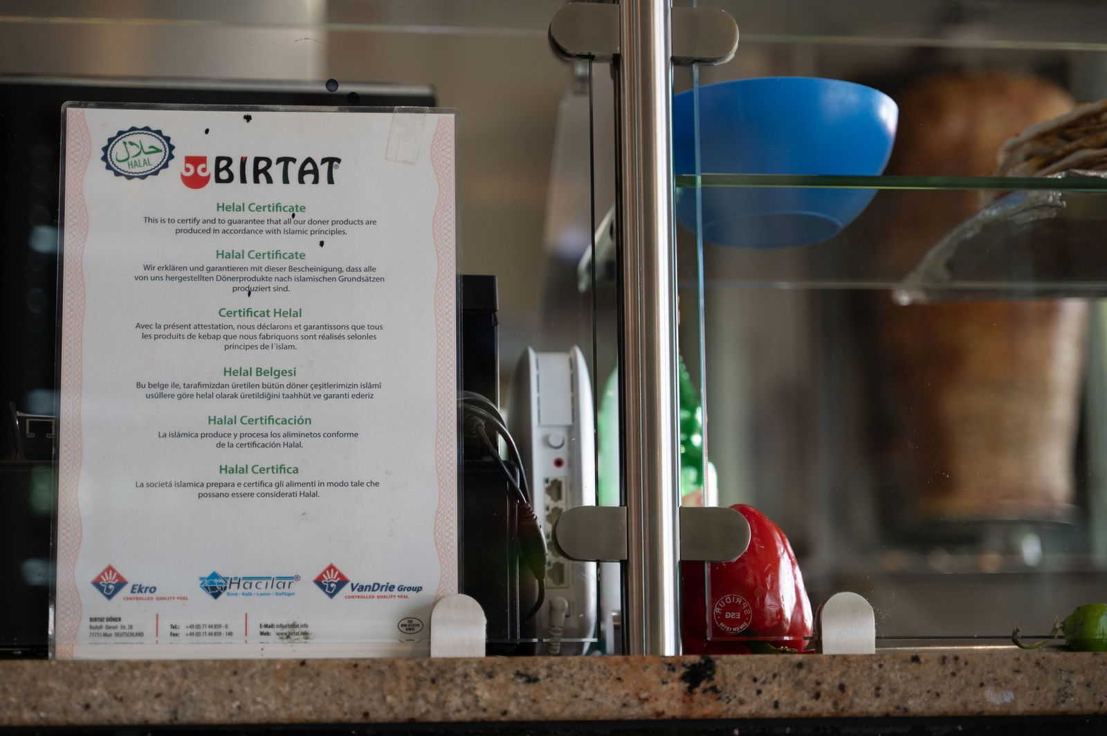 Birtat liefert europaweit – mit zertifiziertem Fleisch. Produziert werden die Drehspieße unter harten Bedingungen. (Archivbild)