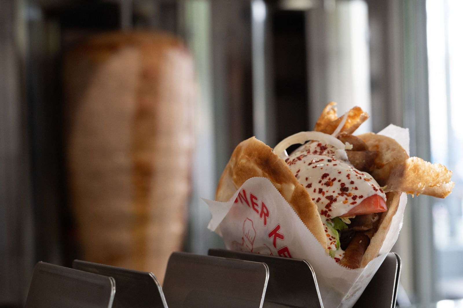 Ein Klassiker der deutschen Imbisskultur: Der Döner gehört für viele zum Alltag – doch in dem schnellen Snack steckt harte Arbeit. (Archivbild)