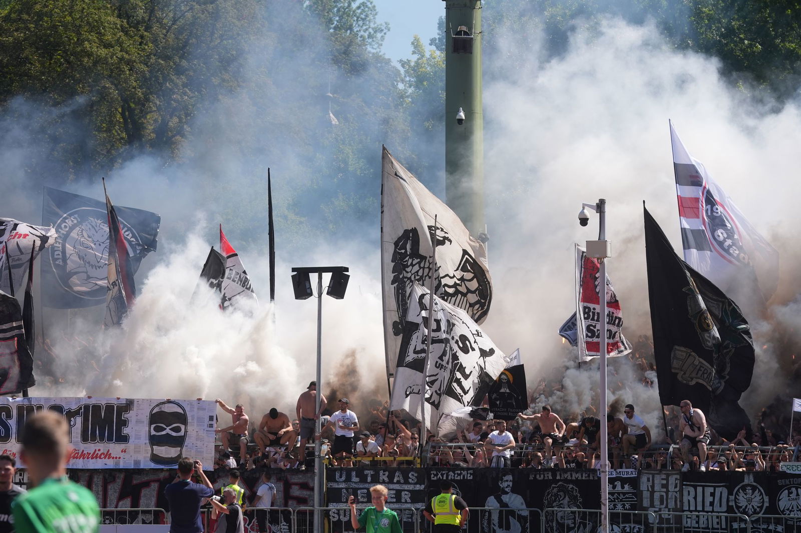 Anhänger von Eintracht Frankfurt zündeten zu Spielbeginn Rauchbomben.