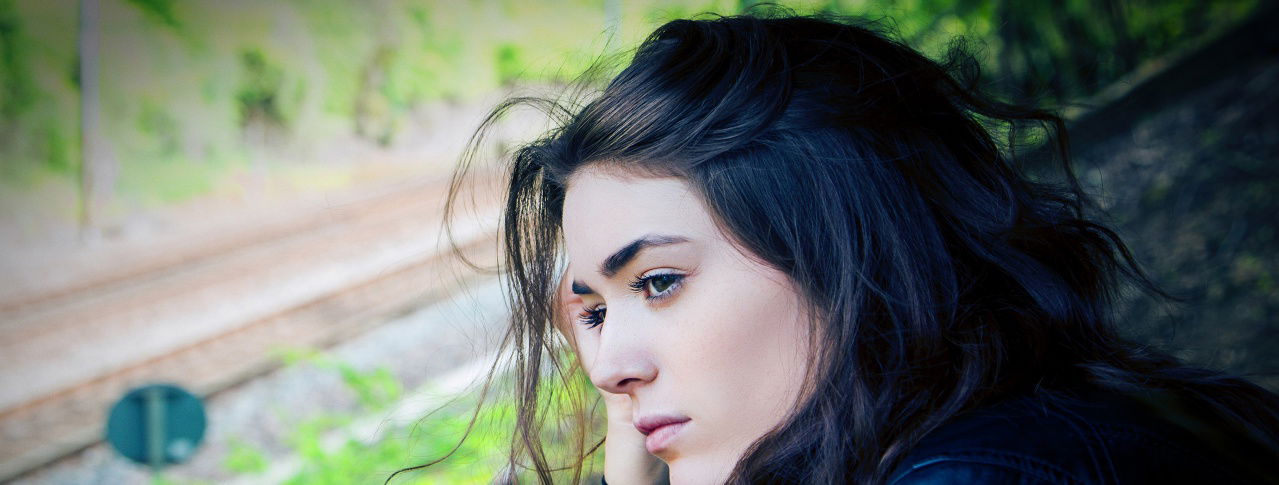 Mädchen schaut nach links