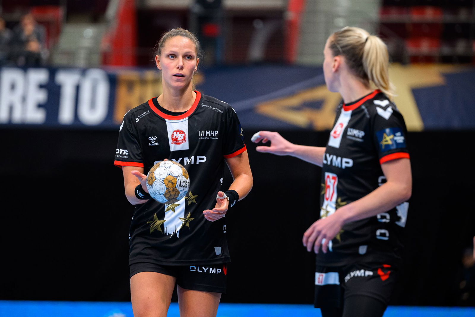 Nationalspielerin Xenia Smits (l) findet einen neuen Verein.