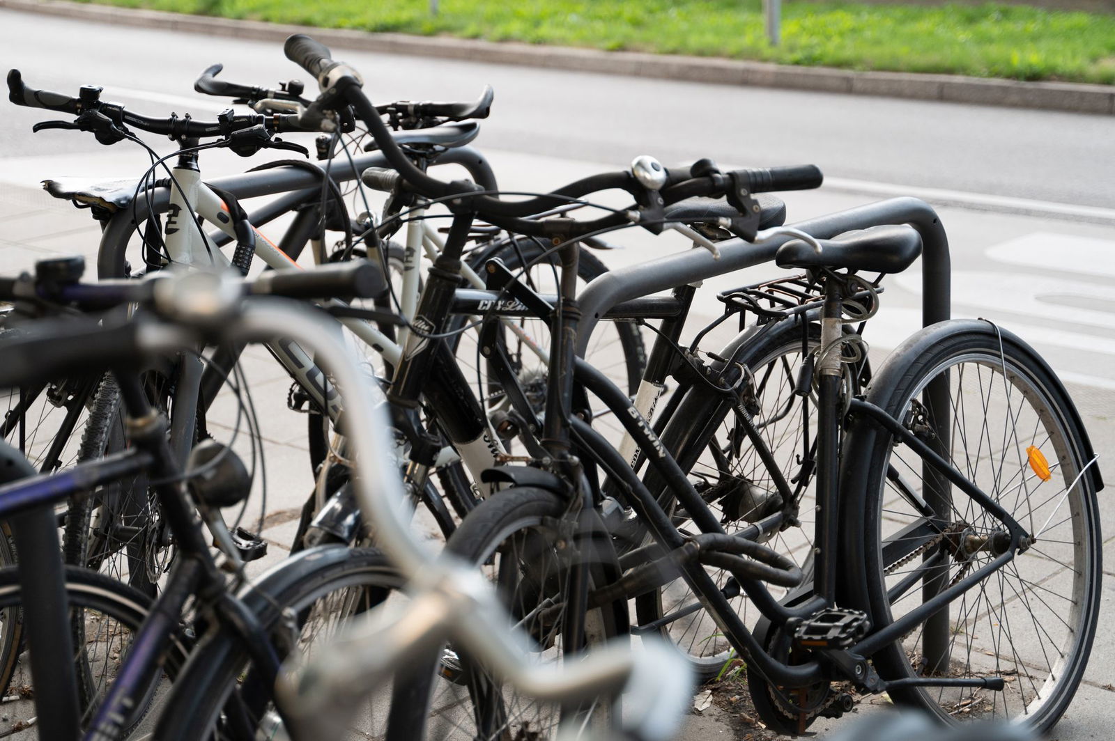 Ein Mann ist mit einem Fahrrad unter dem Arm durch Heidelberg gelaufen. (Symbolbild)