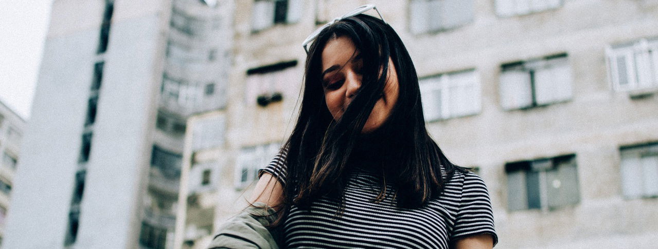 frau lacht, schaut nach unten