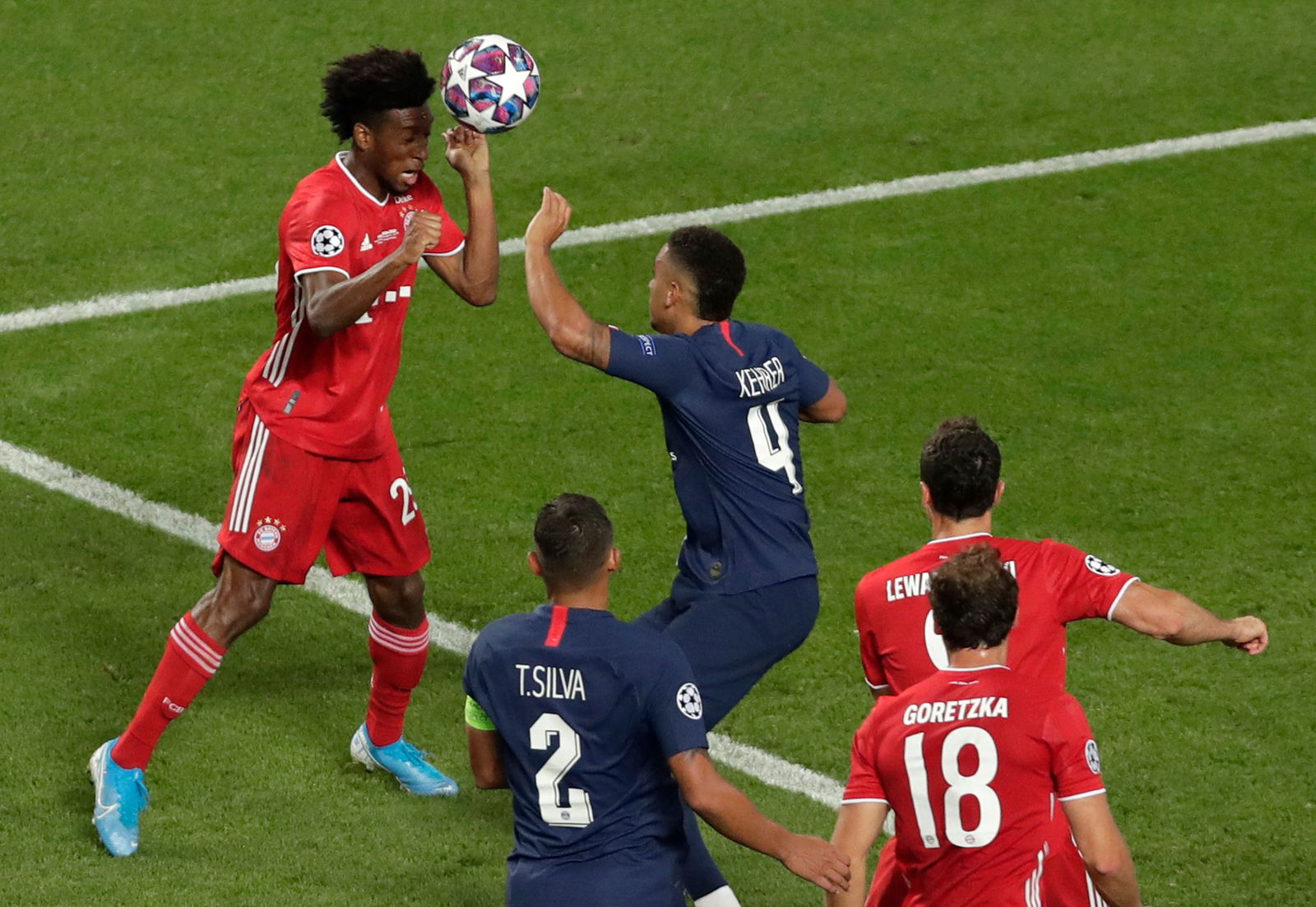 Kingsley Coman (l) köpft im Champions-League-Finale 2020 das Siegtor.