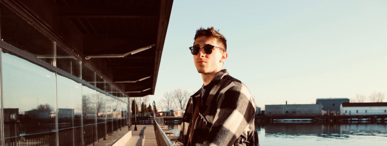 mann mit sonnenbrille 