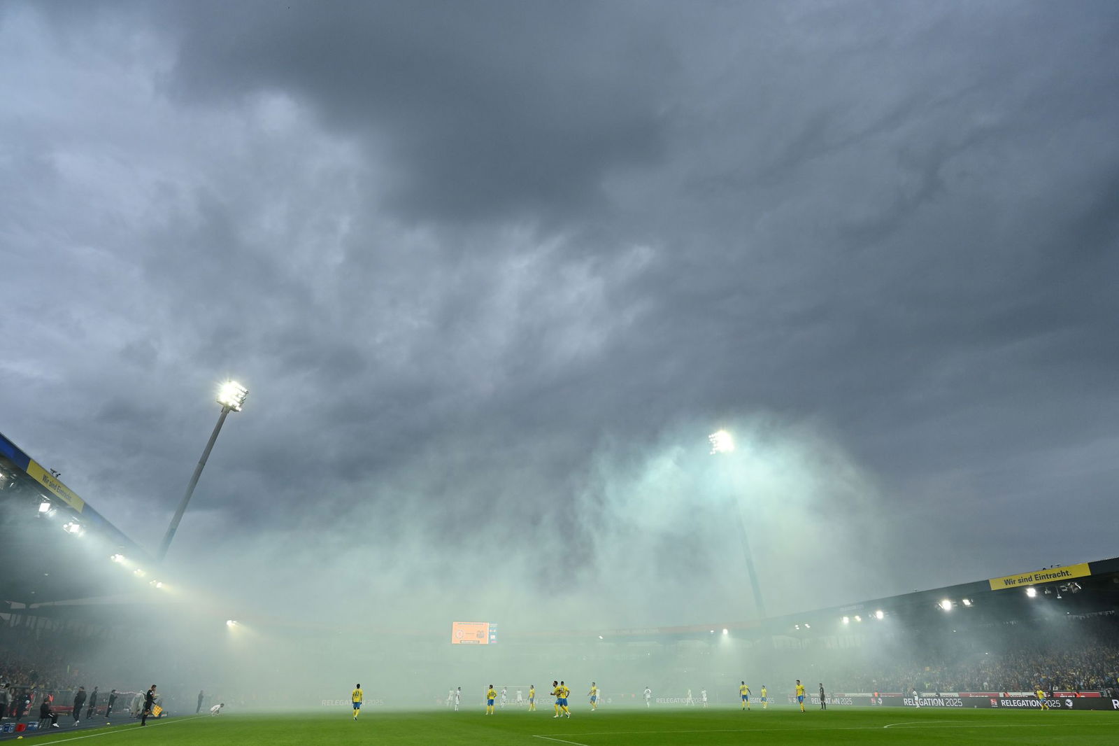 Aufgrund von Rauchentwicklung verzögerte sich der Anpfiff im Relegationsrückspiel zwischen Eintracht Braunschweig und dem 1. FC Saarbrücken.