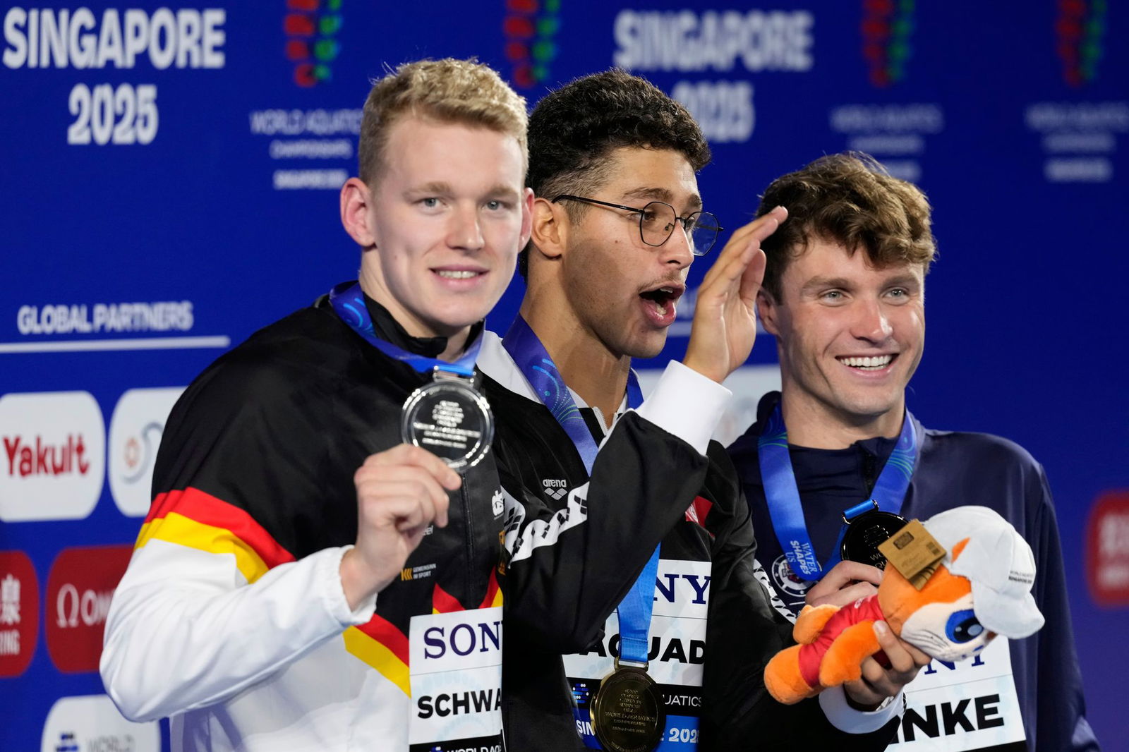 Sven Schwarz (l) freut sich über Silber.