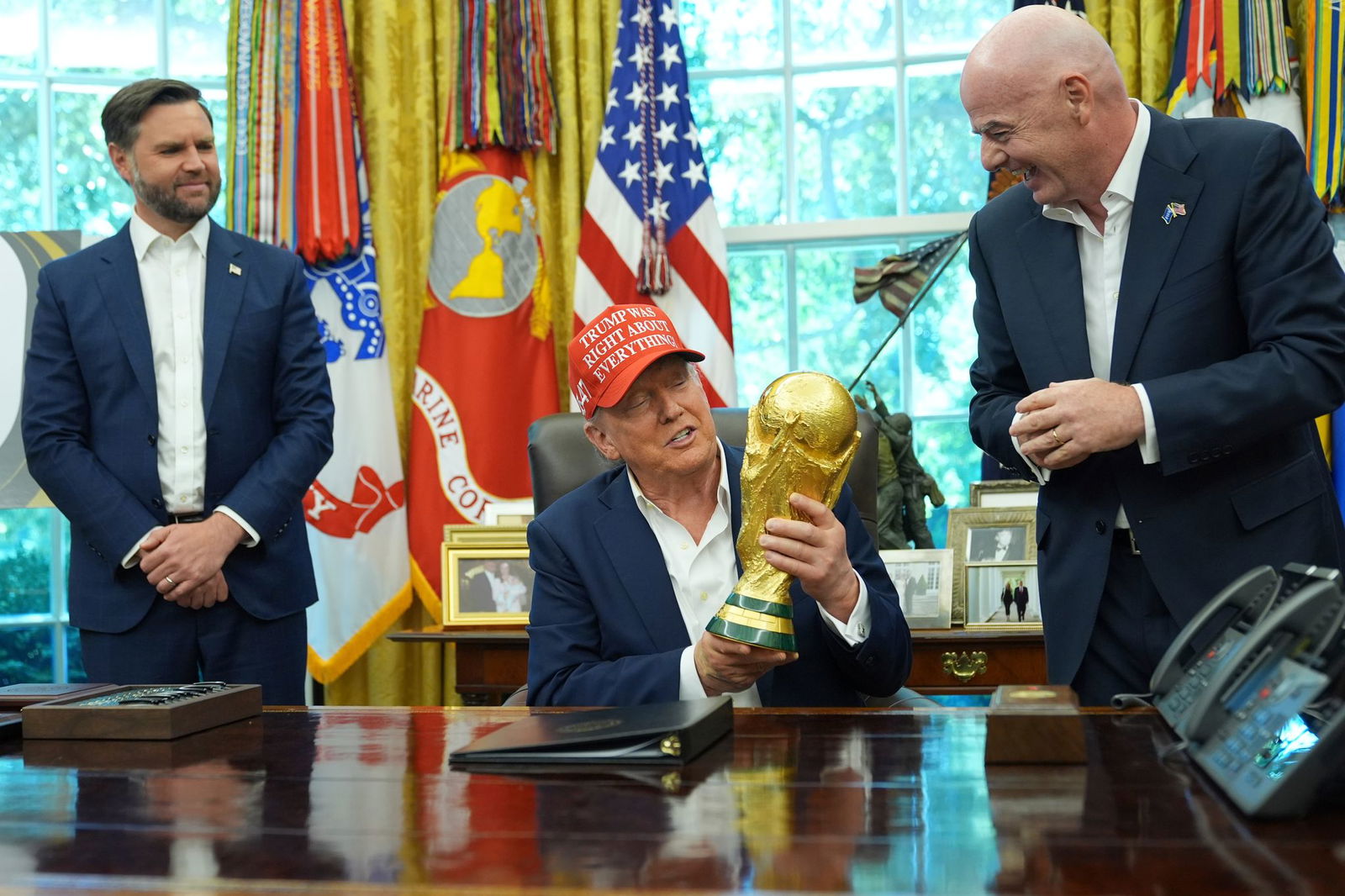 Donald Trump präsentiert den WM-Pokal