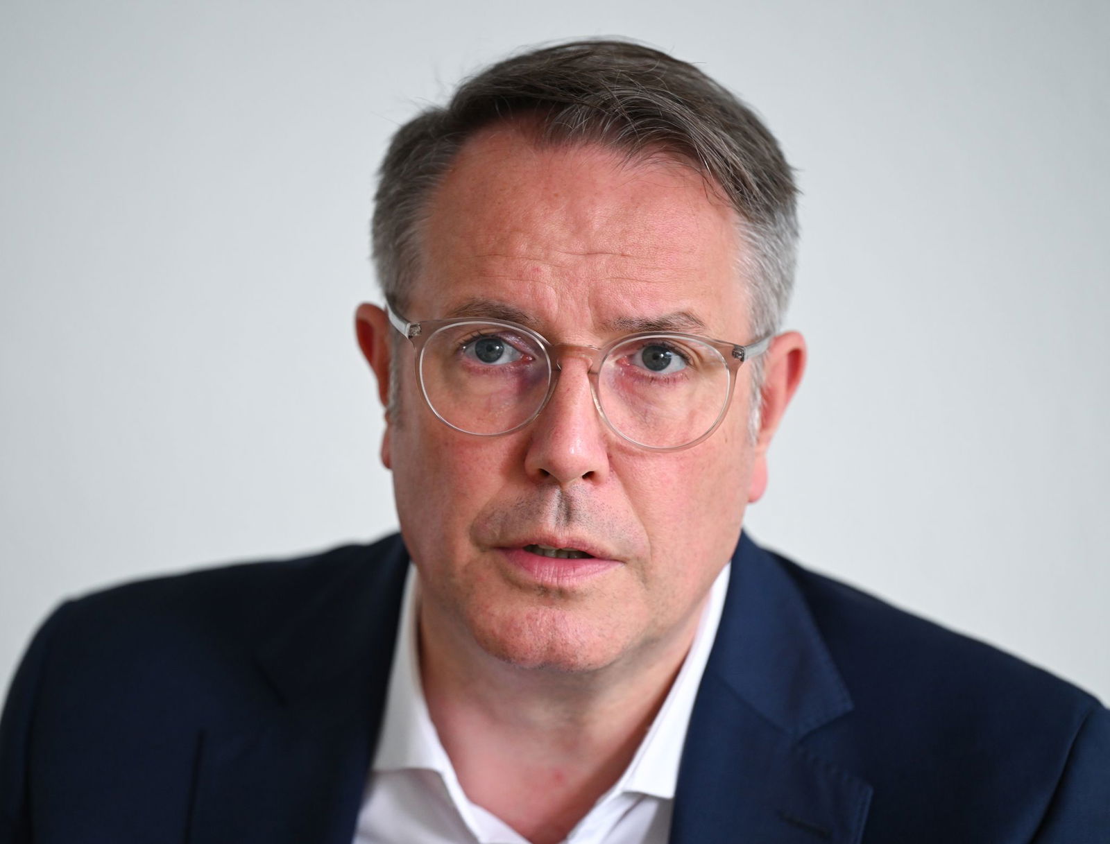 Mit dem Geld würden Schulen, Kitas, Krankenhäuser und die Verkehrsinfrastruktur gestärkt und das Land werde fit für die Herausforderungen von morgen gemacht, sagt Regierungschef Schweitzer. (Archivbild)