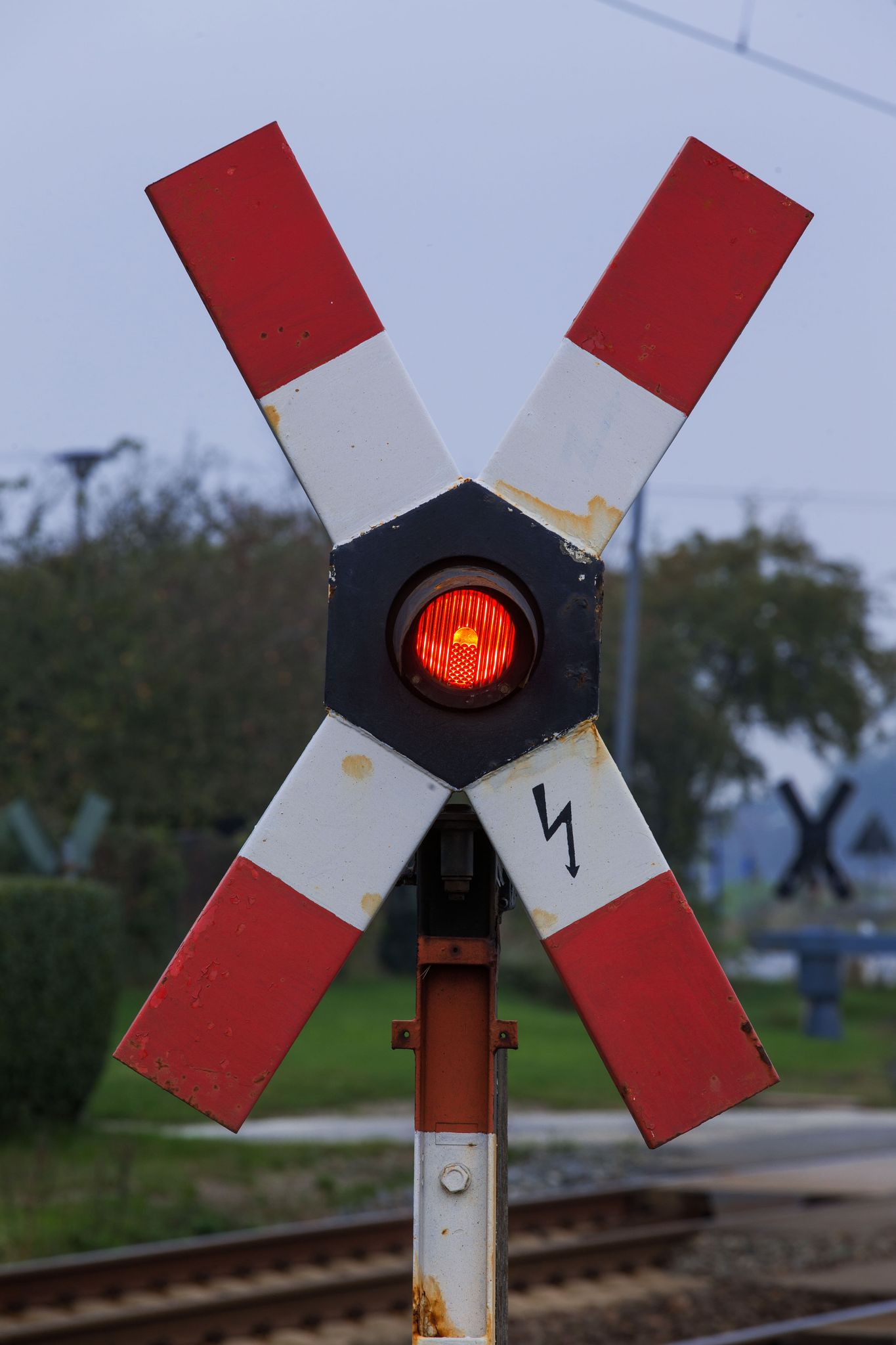 Ein Mann hat in Rheinland-Pfalz die Vollbremsung eines Zuges ausgelöst, weil er trotz Haltesignals und sich schließender Schranken über einen Bahnübergang fuhr. (Symbolbild)