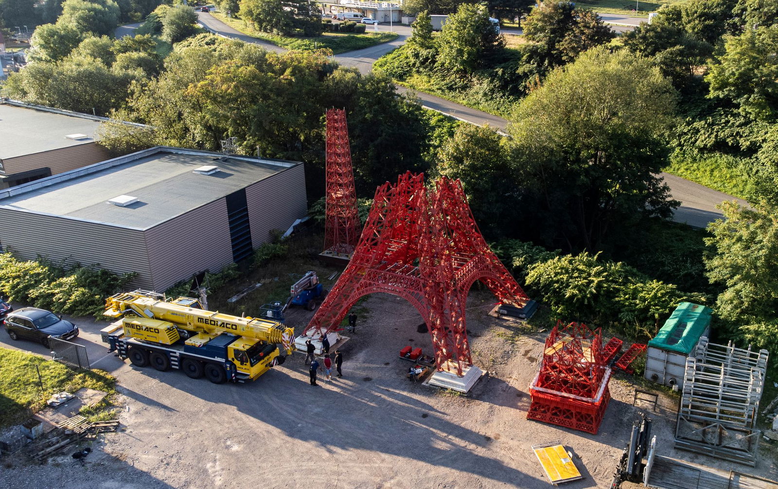 Das Oberteil und das untere Element des Eiffelturm-Nachbaus wurden mit einem Kran aufeinandergesetzt.