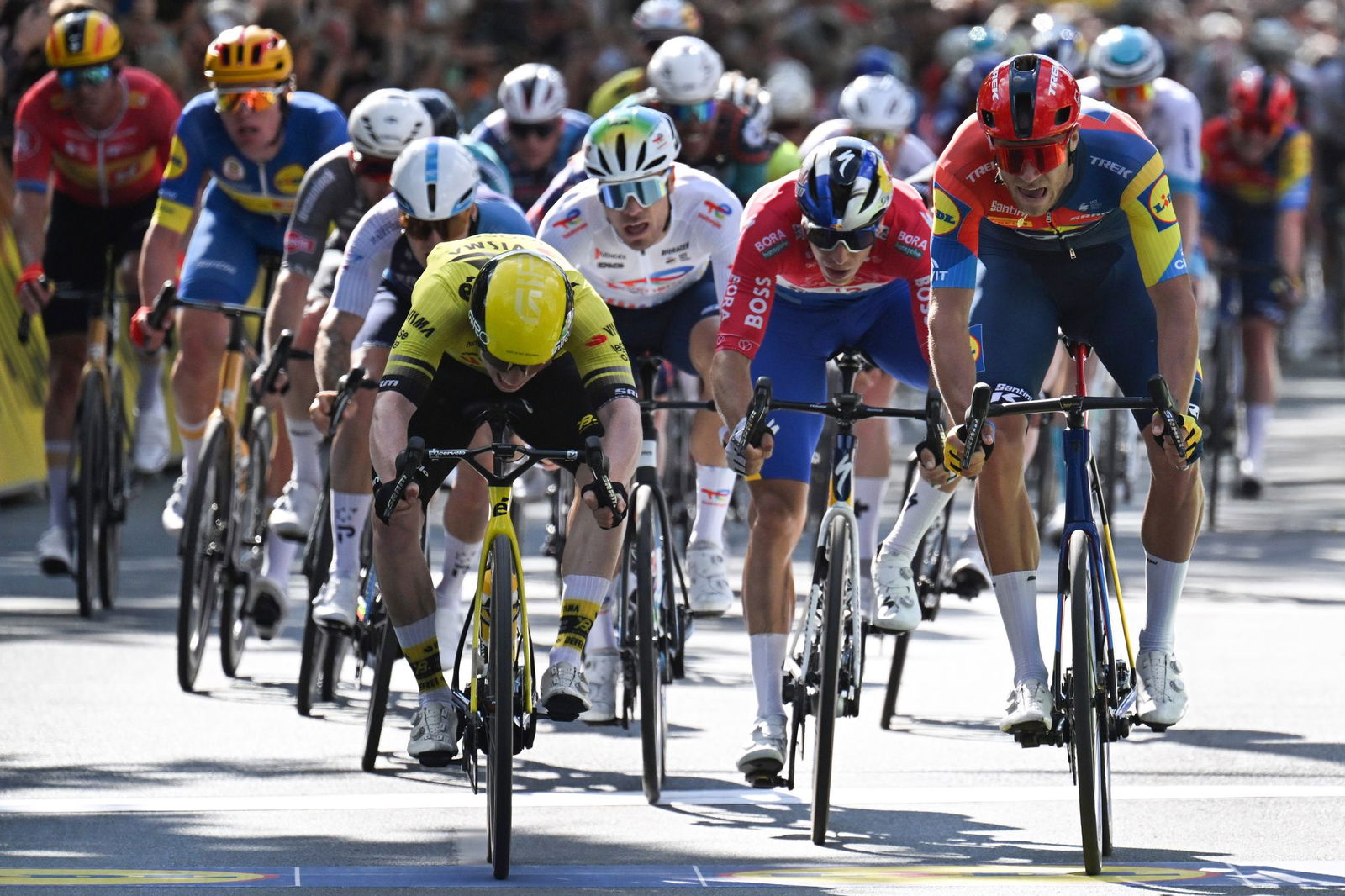 Matthew Brennan (l) gewinnt den Massensprint der ersten Etappe der Deutschland Tour vor Jonathan Milan.