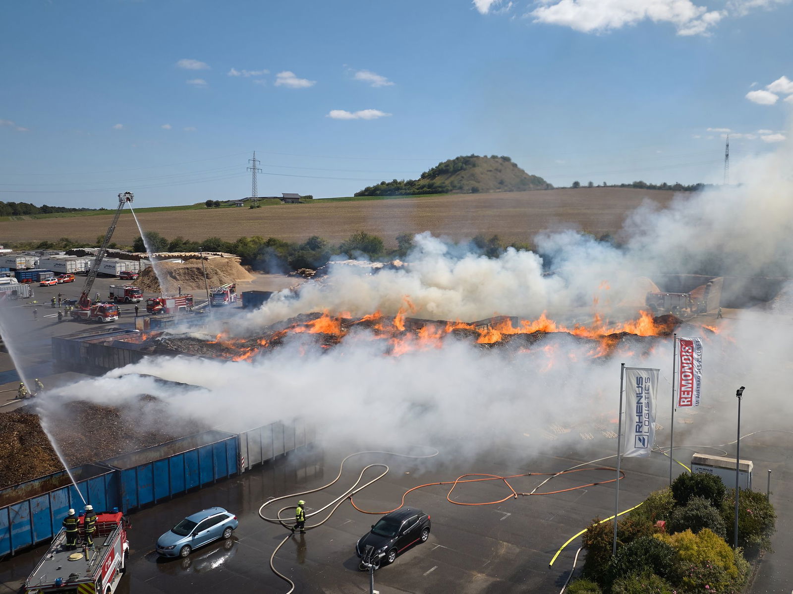 An großer Berg an Holzpaletten stand auf dem Industriegelände in Plaidt in Flammen.