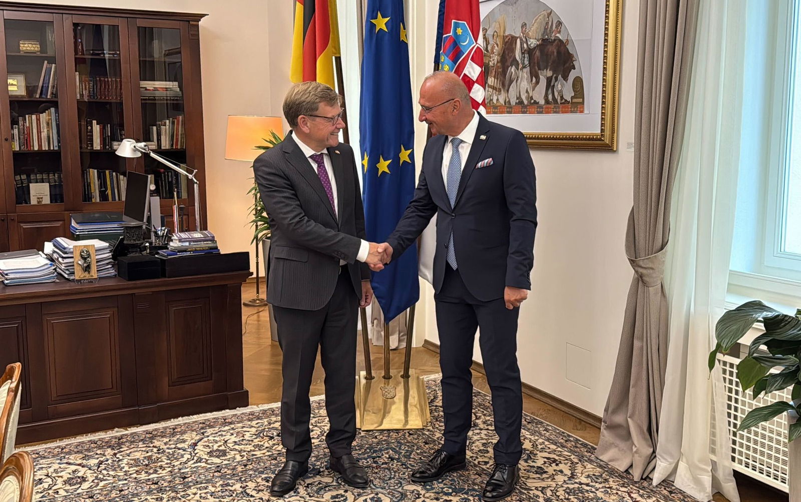 Außenminister Johann Wadephul (CDU) wird von seinem kroatischen Kollegen Gordan Grlic Radman in der Hauptstadt Zagreb zum Antrittsbesuch empfangen.