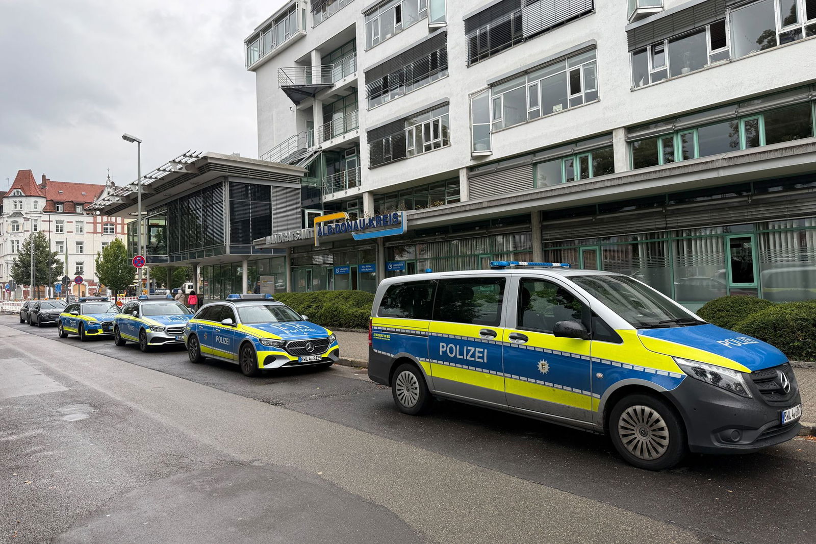 Polizeifahrzeuge stehen vor dem Landratsamt.