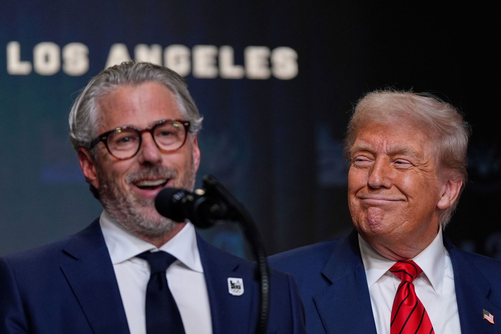 Olympia-Orgsanisationschef Wasserman (l) lobte Trumps Entscheidung zur Einrichtung einer Taskforce.