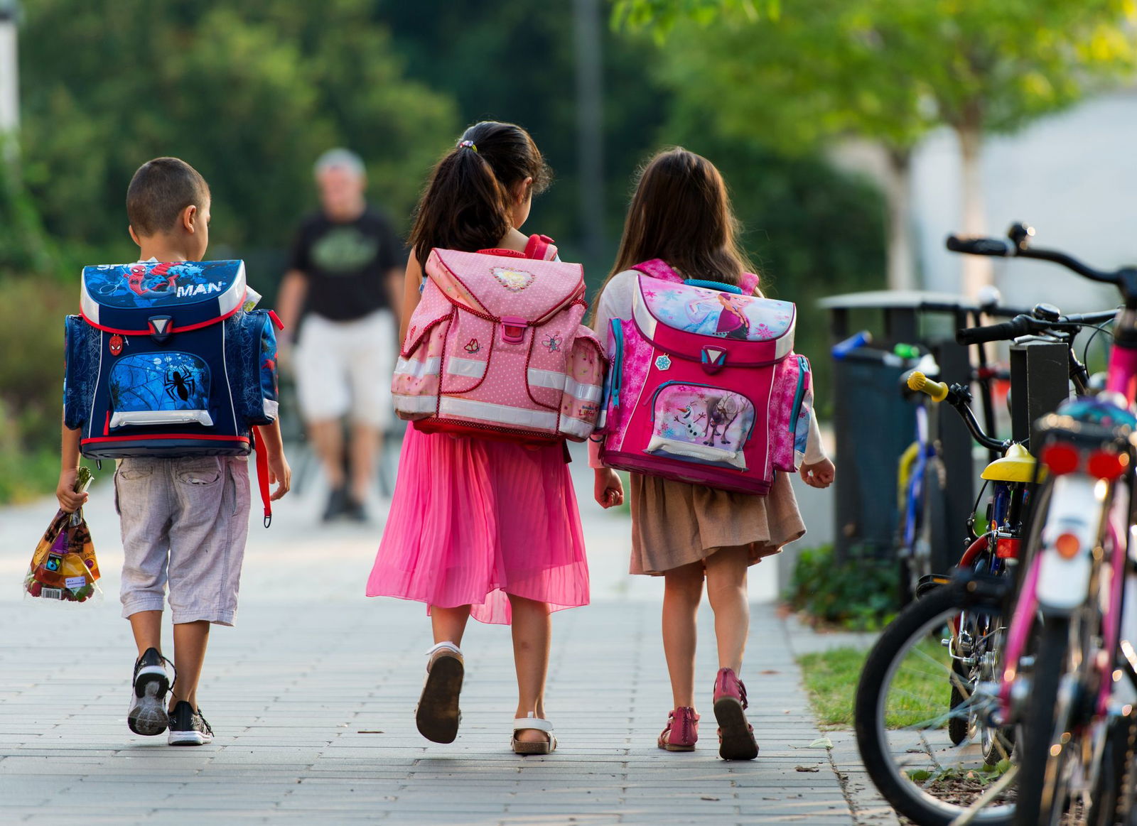 Zu Fuß zur Schule zu gehen, hilft Kindern laut ADAC unter anderem dabei, ein Bewusstsein für Gefahren im Straßenverkehr zu entwickeln. (Symbolbild)