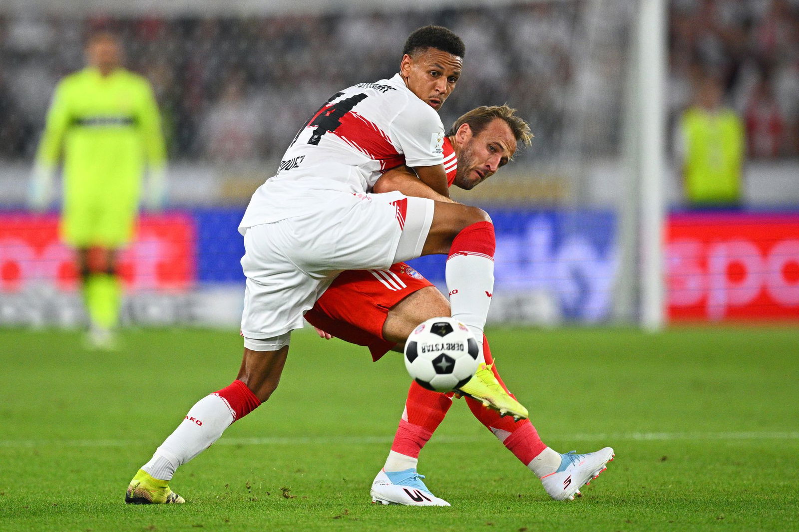  Luca Jaquez (l) passierte vor dem 0:1 ein Patzer, den Harry Kane (r) eiskalt ausnutzte.