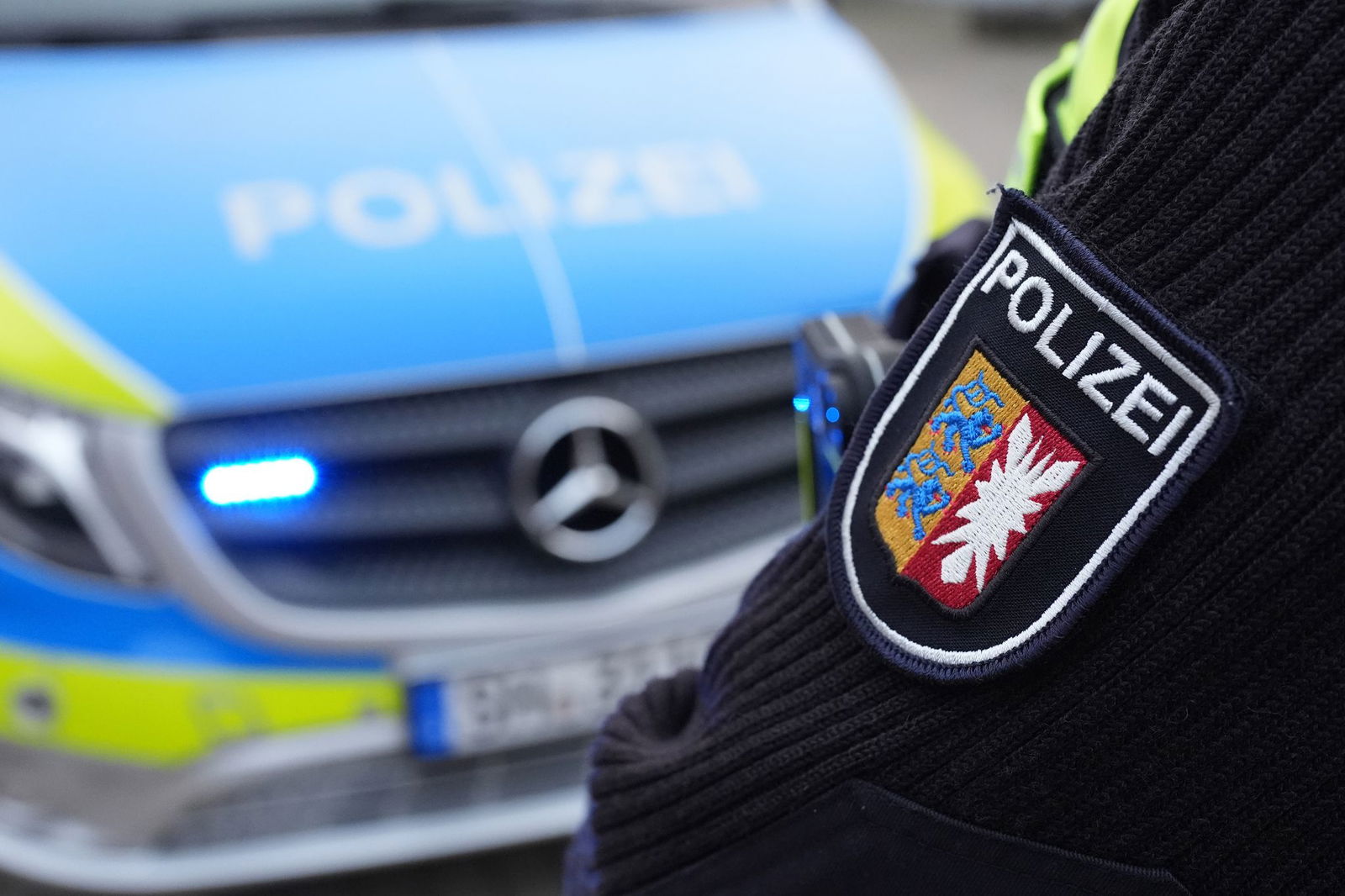 Die Polizei musste eine rabiate Frau von einer Hochzeitsgesellschaft trennen. (Symbolbild)