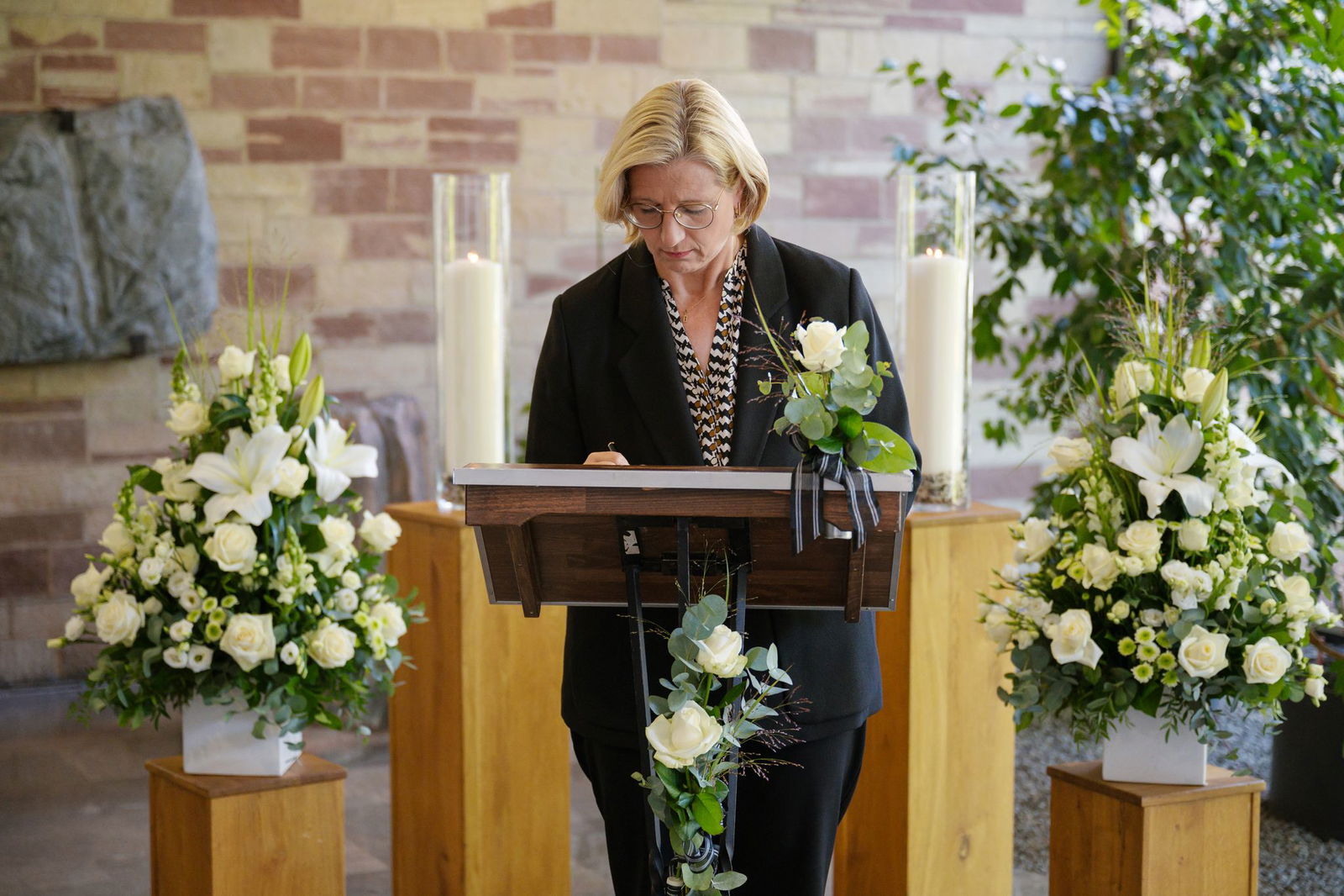 Ministerpräsidentin Rehlinger trägt sich in ein Kondolenzbuch in der Staatskanzlei ein. (Archivfoto)