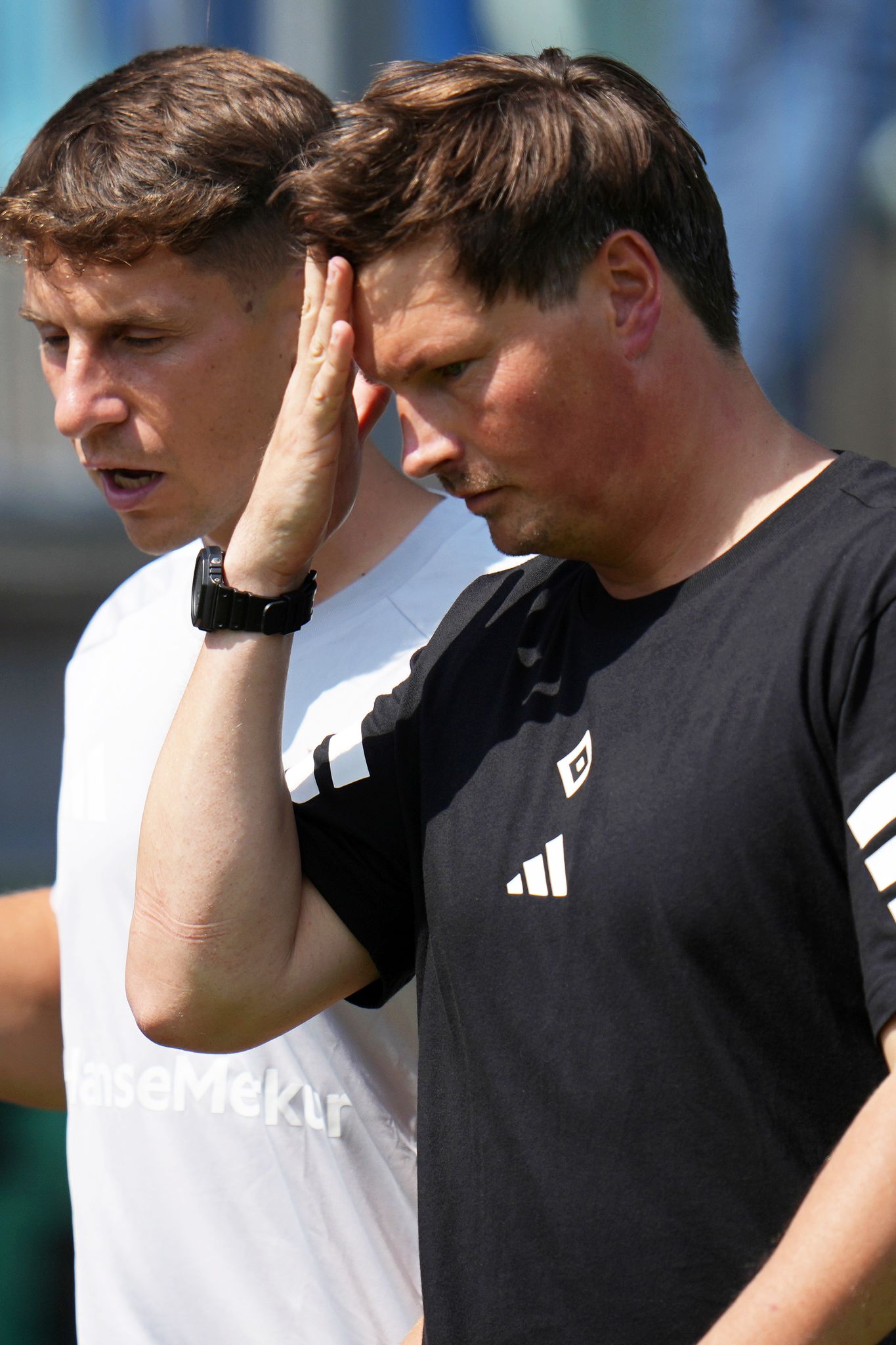 HSV-Coach Merlin Polzin (r.) und sein Co-Trainer Loioc Favé ratlos in Pirmasens 