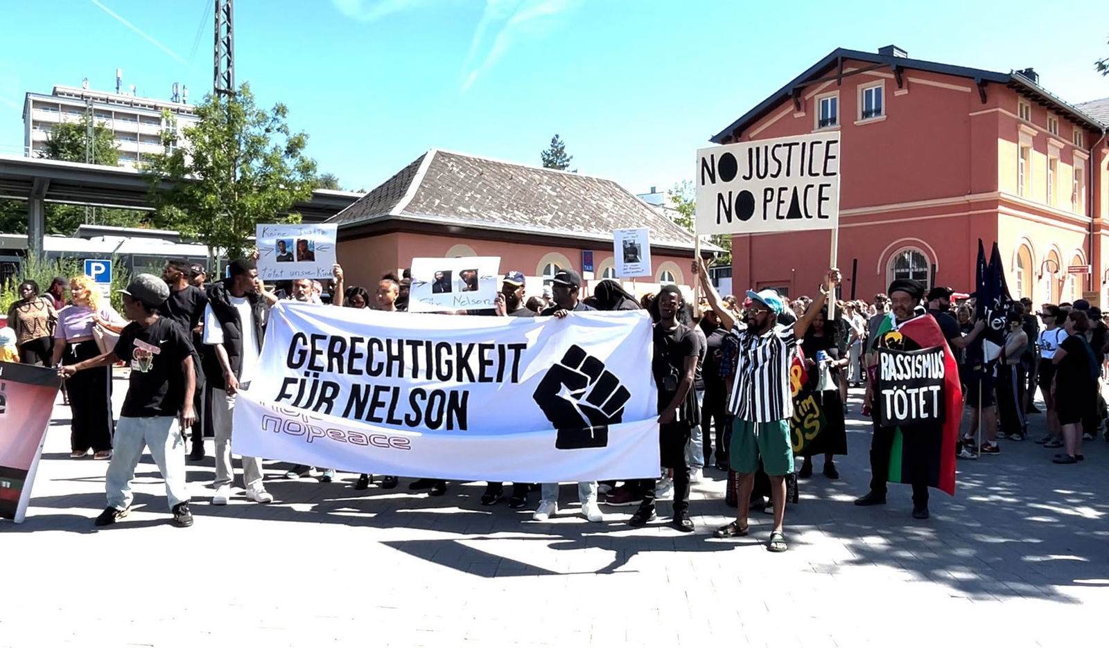 Rund 180 Menschen haben in Ottweiler friedlich für «Gerechtigkeit für Nelson» demonstriert und zogen vom Bahnhof bis vor die Justizvollzugsanstalt.
