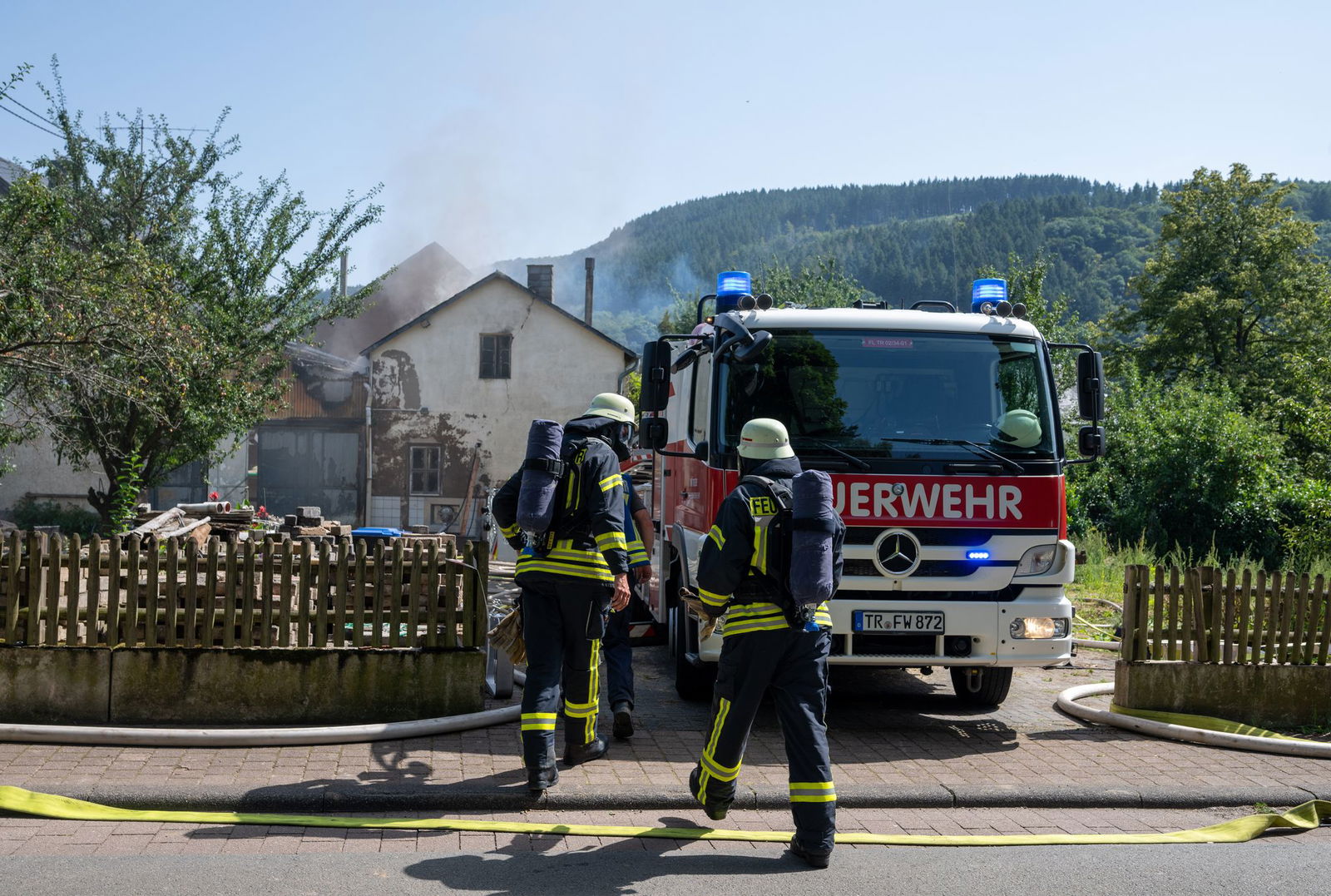 Zahlreiche Feuerwehrkräfte waren im Einsatz.