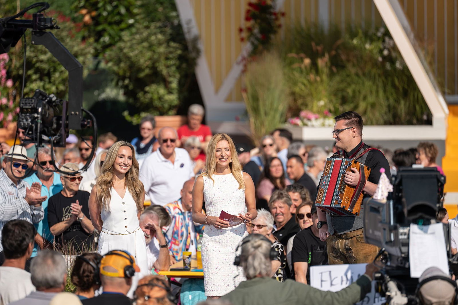 Stefanie Hertel moderiert die Sendung "Immer wieder sonntags" bei Sommerwetter.