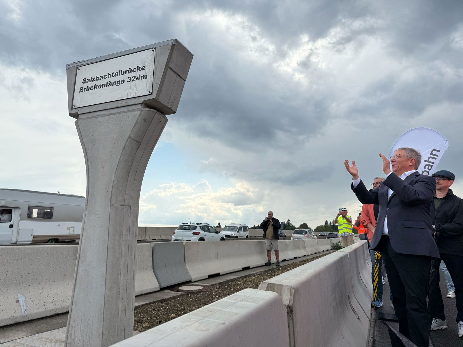 Das freut Wiesbadens Oberbürgermeister Gert-Uwe Mende (SPD): Die Salzbachtalbrücke der Autobahn 66 in Wiesbaden ist komplett für den Verkehr freigegeben.